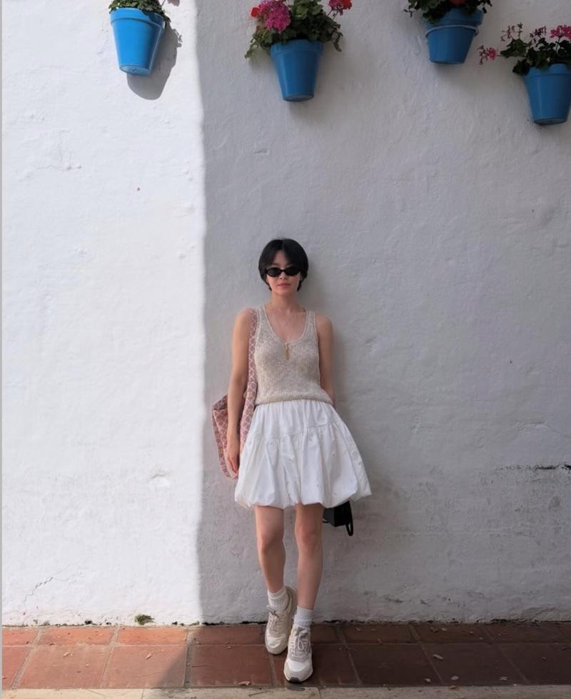 西班牙陽光普照,喬妹背心短裙散發青春。