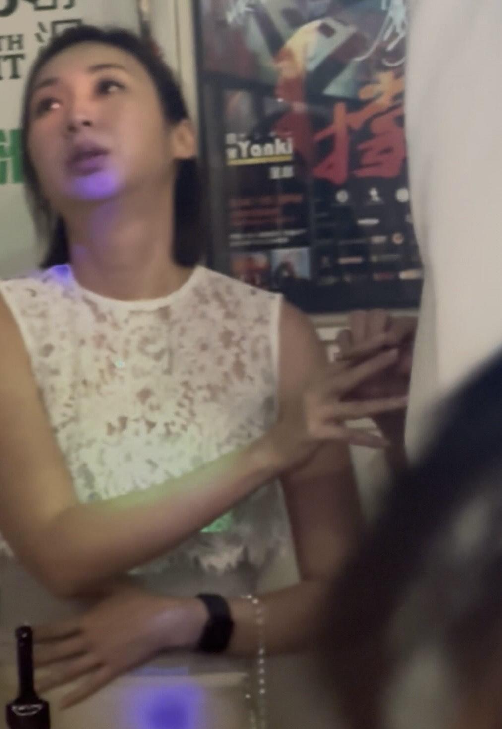 片中見莊鍶敏吞雲吐霧。