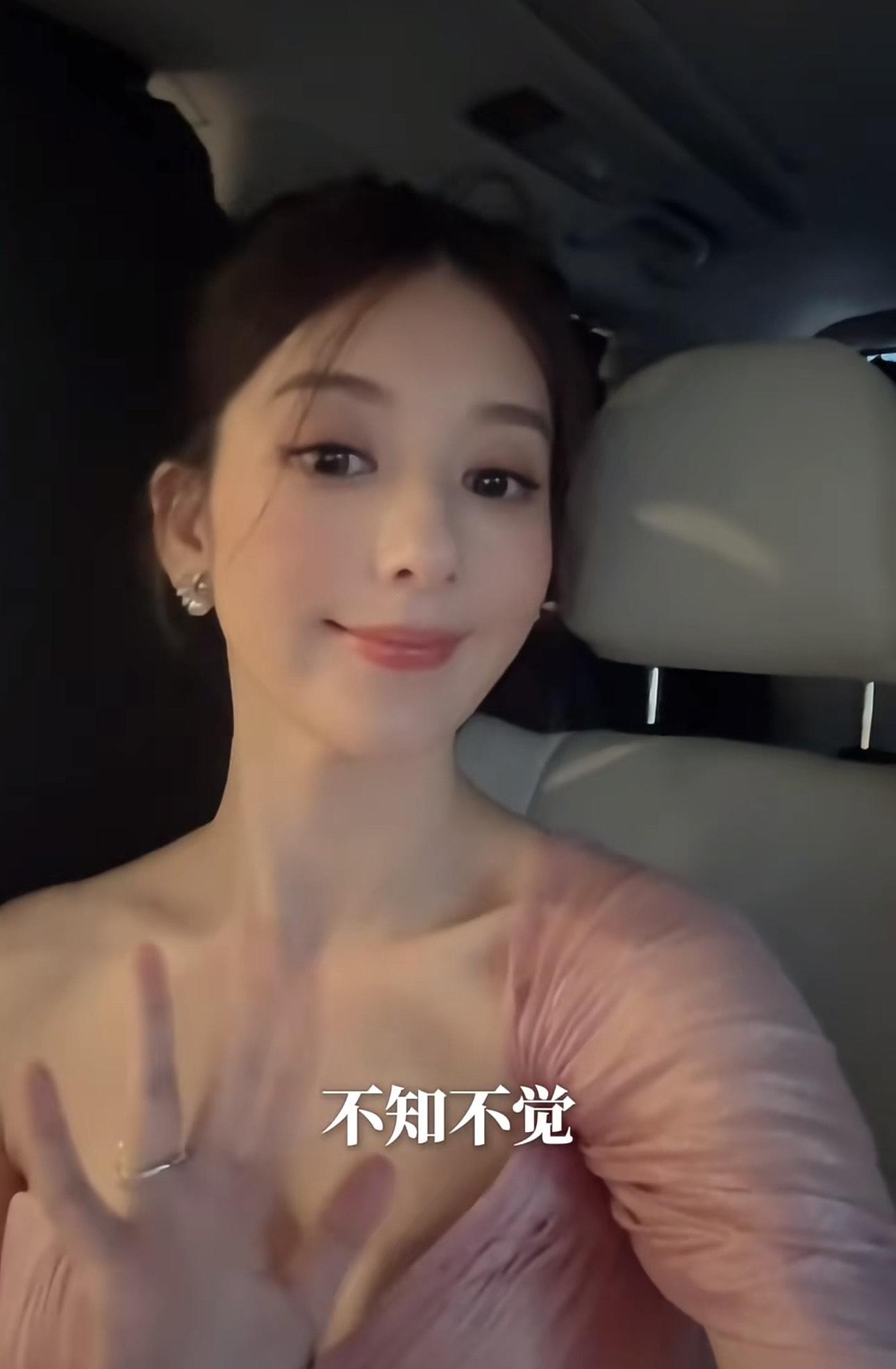 方媛與女兒出席畢業晚會。