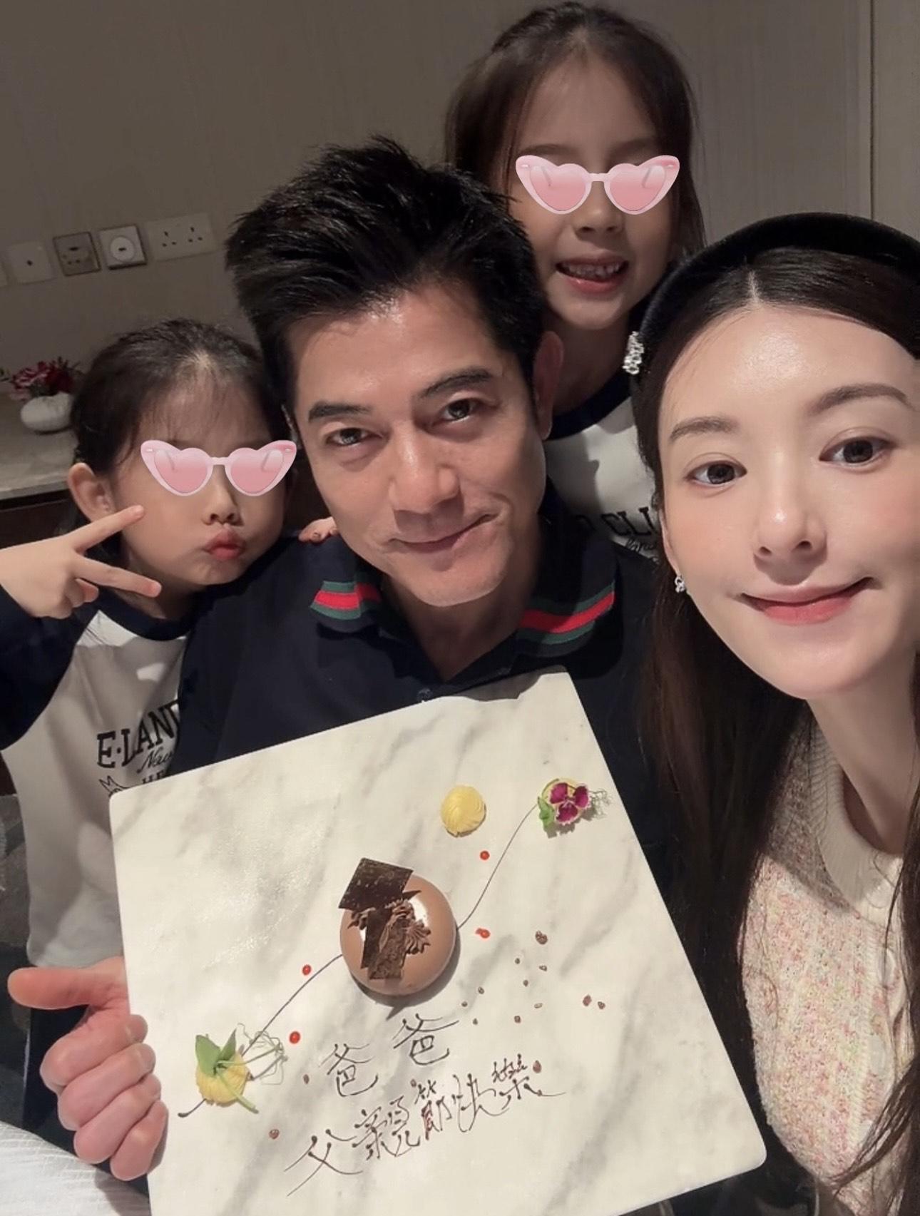 一家「五」口慶祝父親節。