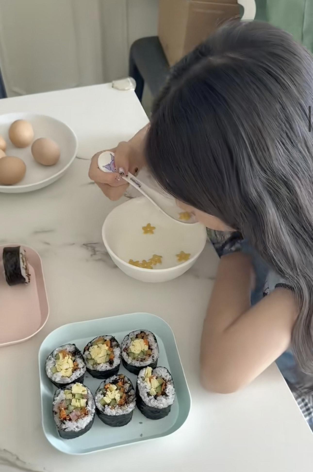 方媛為寶貝女親自下廚煮早餐。