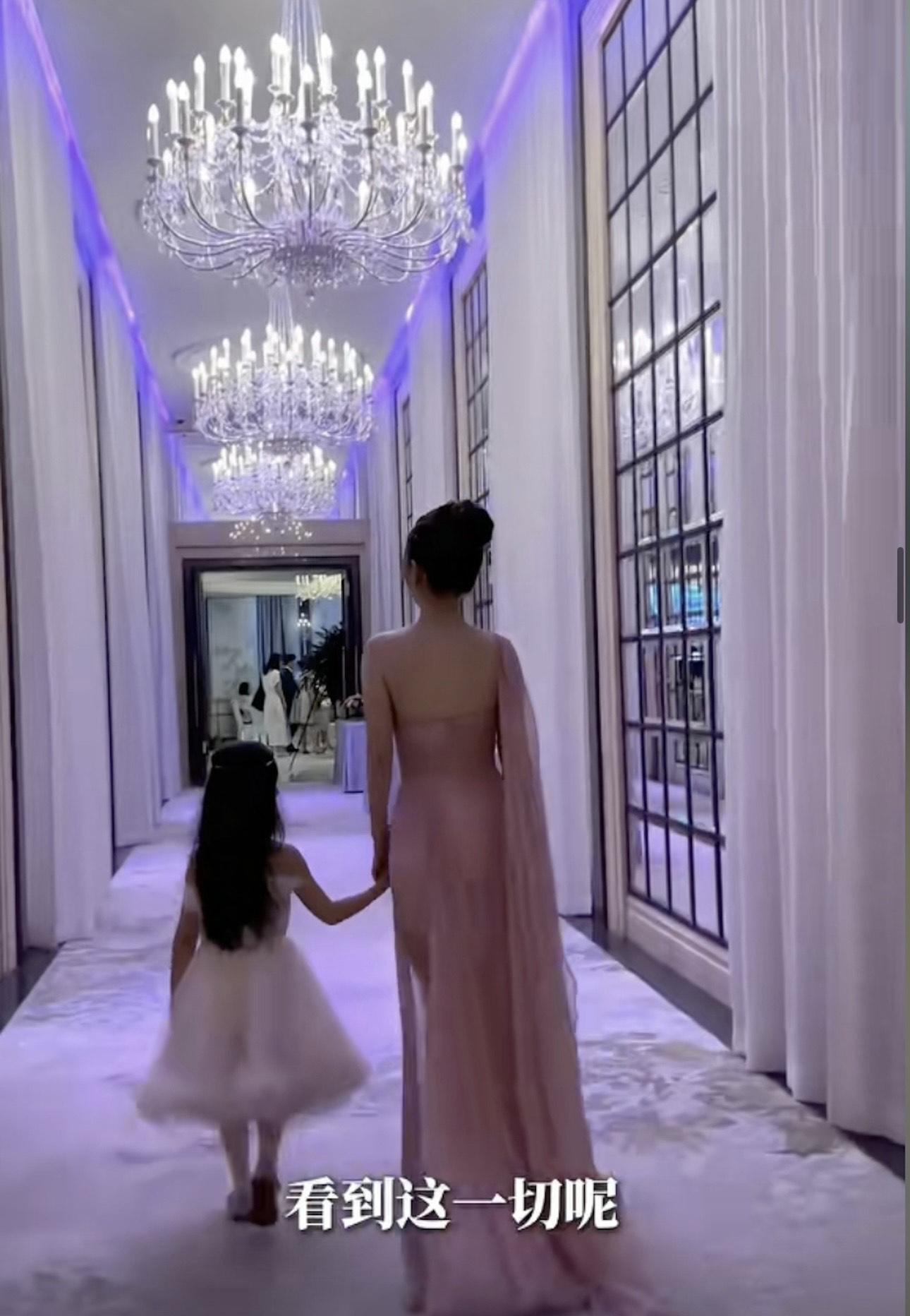 方媛與女兒出席畢業晚會。