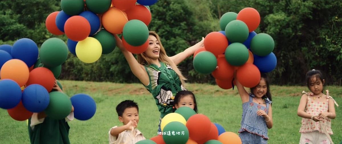 新歌《但你要甜》MV與大班小朋友拍攝,祖兒好有大家姐feel。