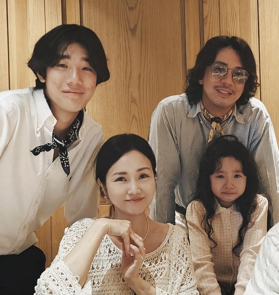 張氏一家四口幸福家庭。