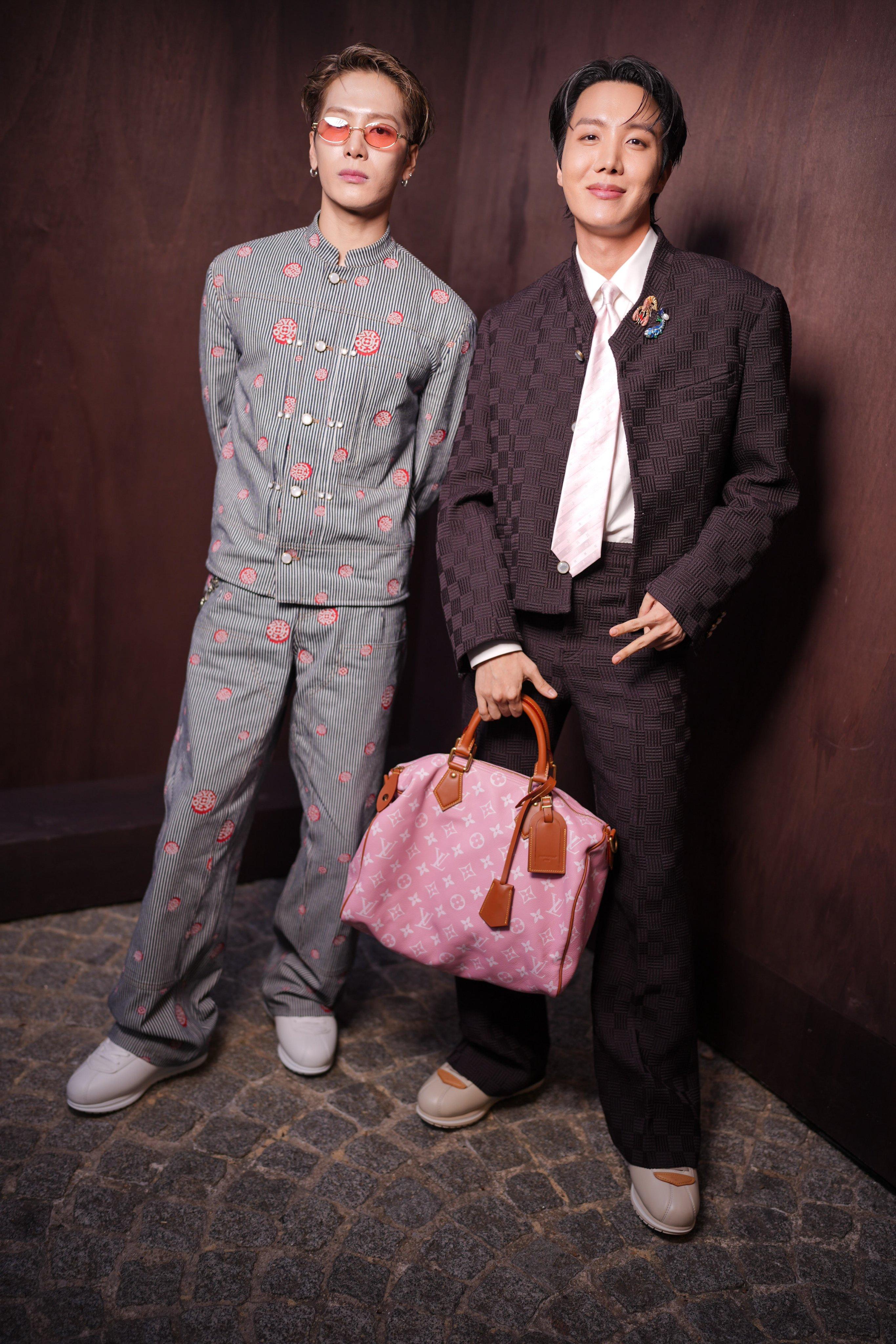 J-Hope於LV的發布會上,與黃嘉爾合照。