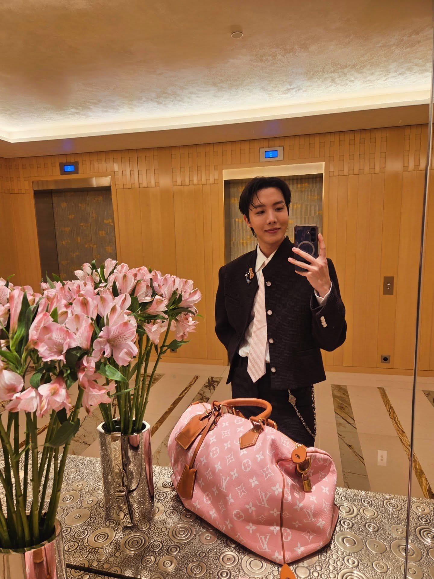 J-Hope正在參加LV的發布會。