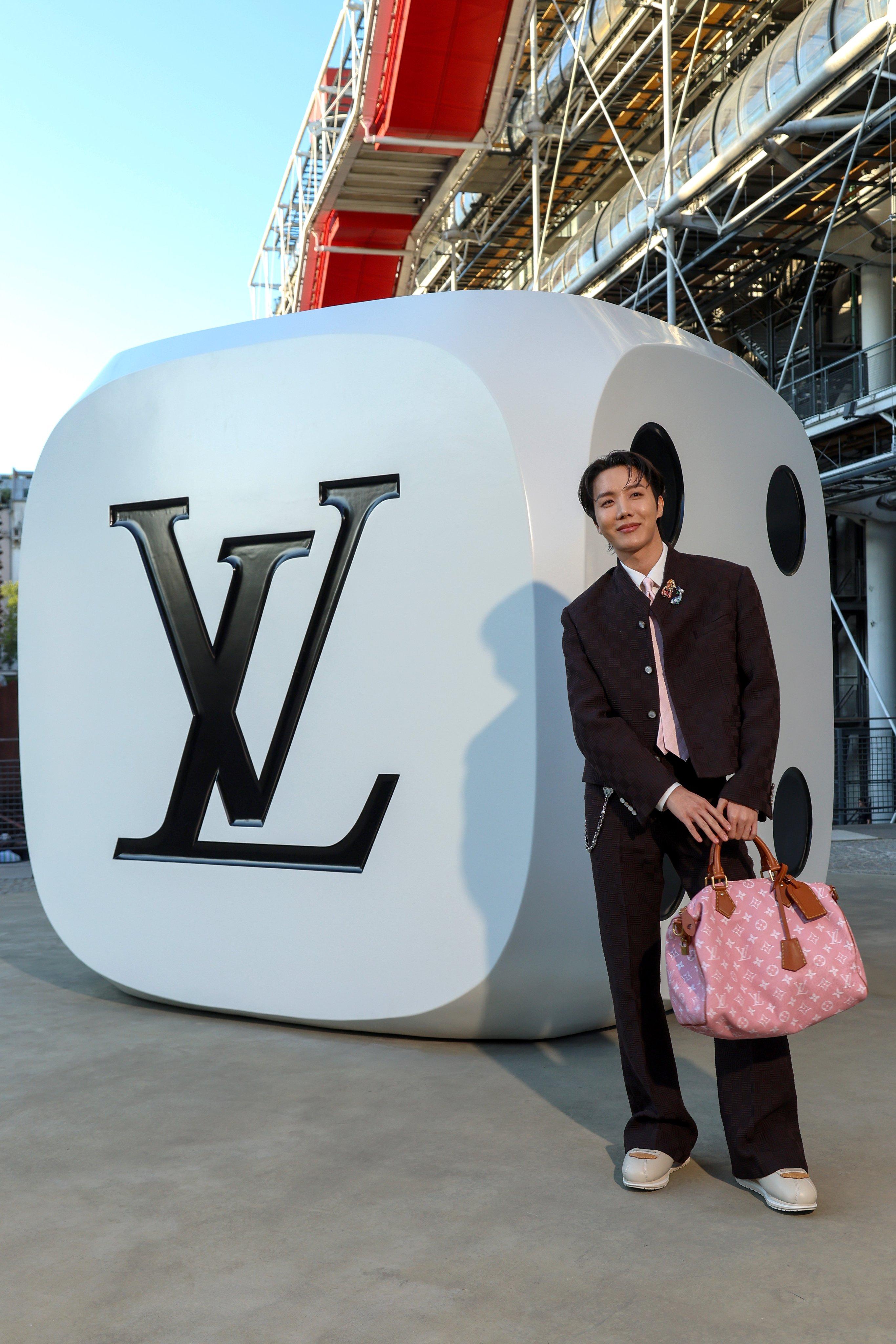 J-Hope正在參加LV的新裝發布會。