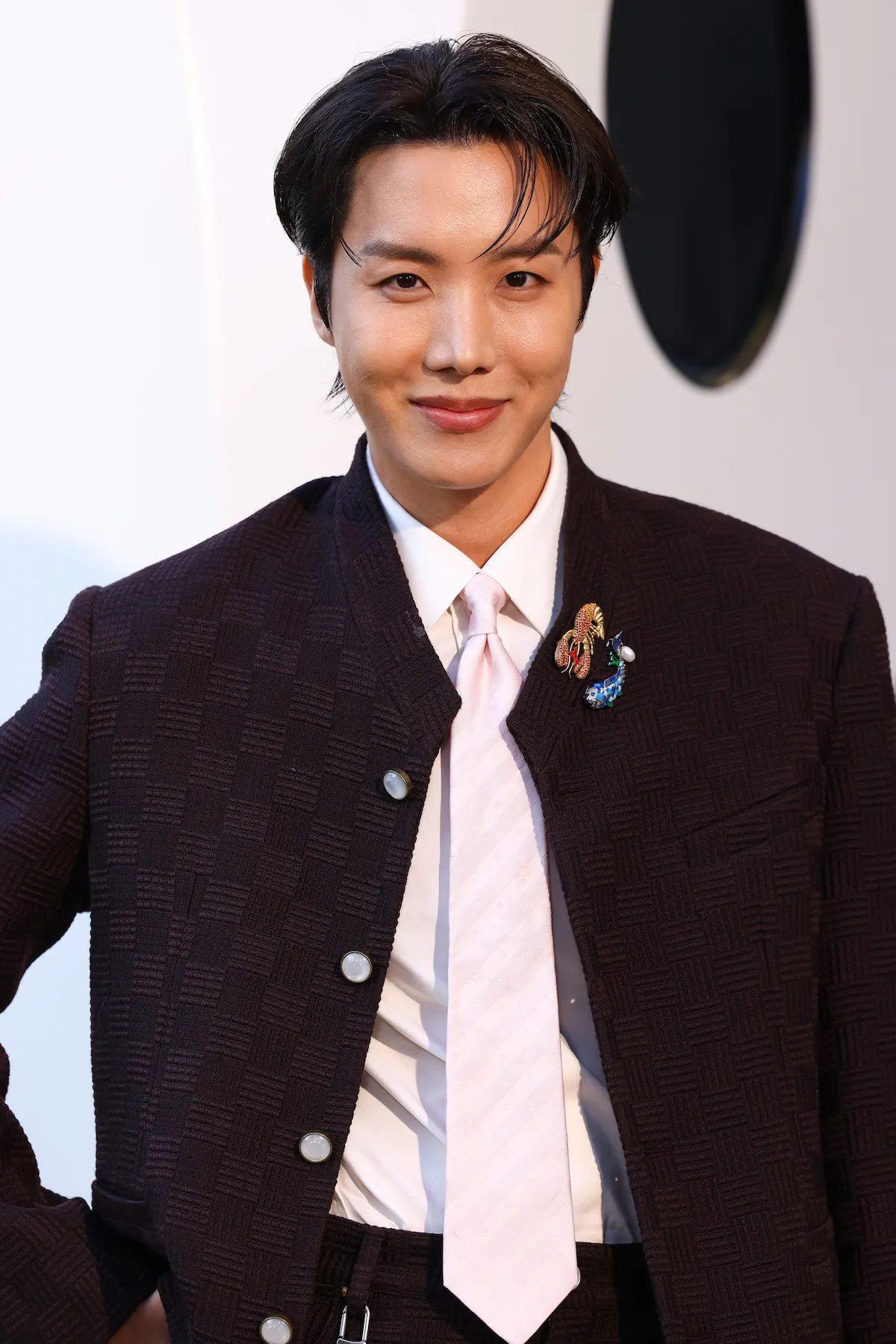 J-Hope專輯穩居Billboard Global第二名。