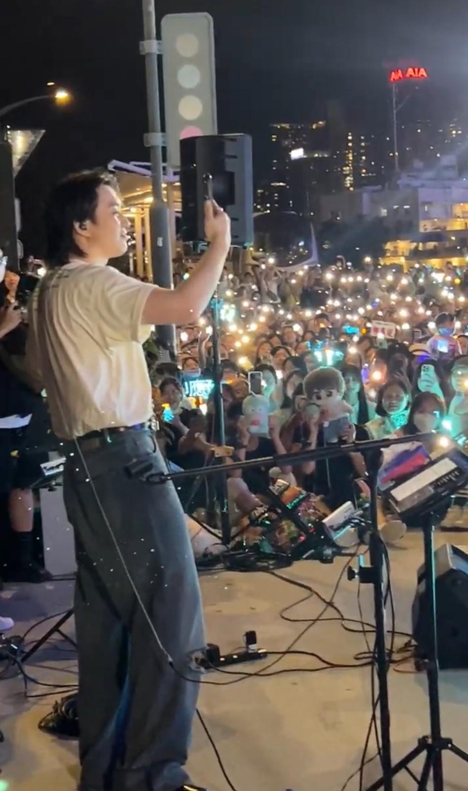 Jer柳應廷早前在灣仔海濱busking,以手機拍下大合唱片段。(截圖@Jer IG)