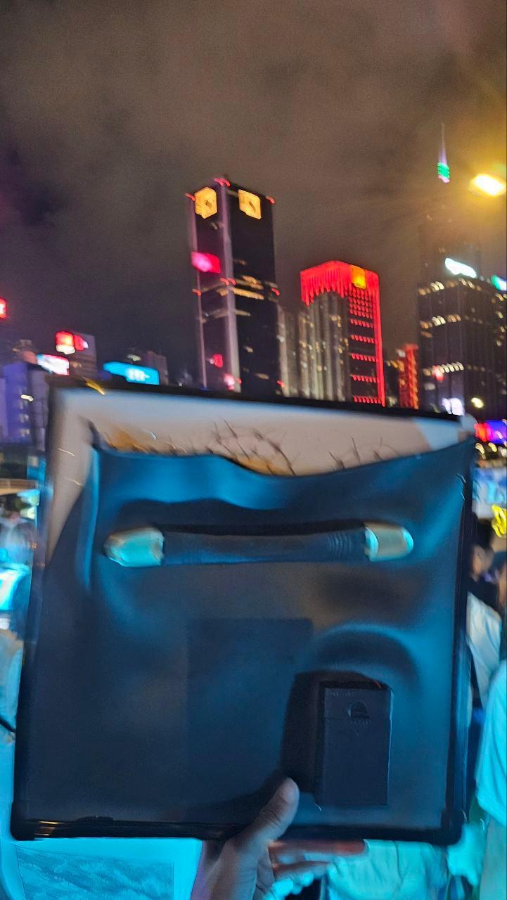 Jer柳應廷相隔5年再busking,有fans在酷熱天氣下一早霸位,連燈牌都曬到變形。(娛樂組攝)