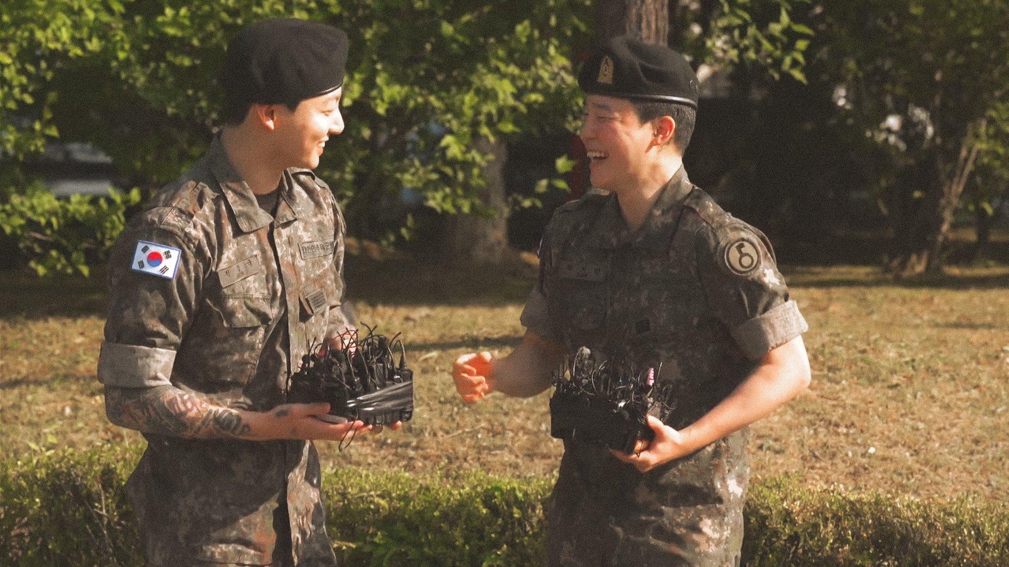 從媒體手中接過無綫咪,準備接受訪問。