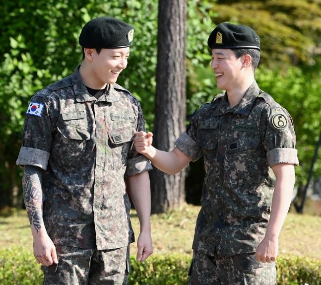 智旻和柾國今日退役,心情十分輕鬆。