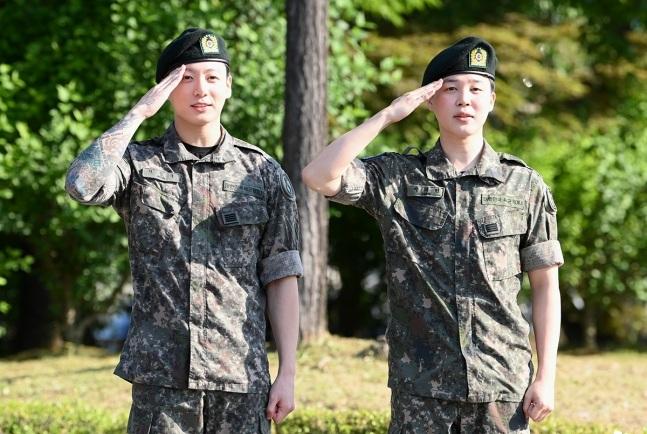 智旻和柾國向在場所有接風的記者及fans,行軍人禮。