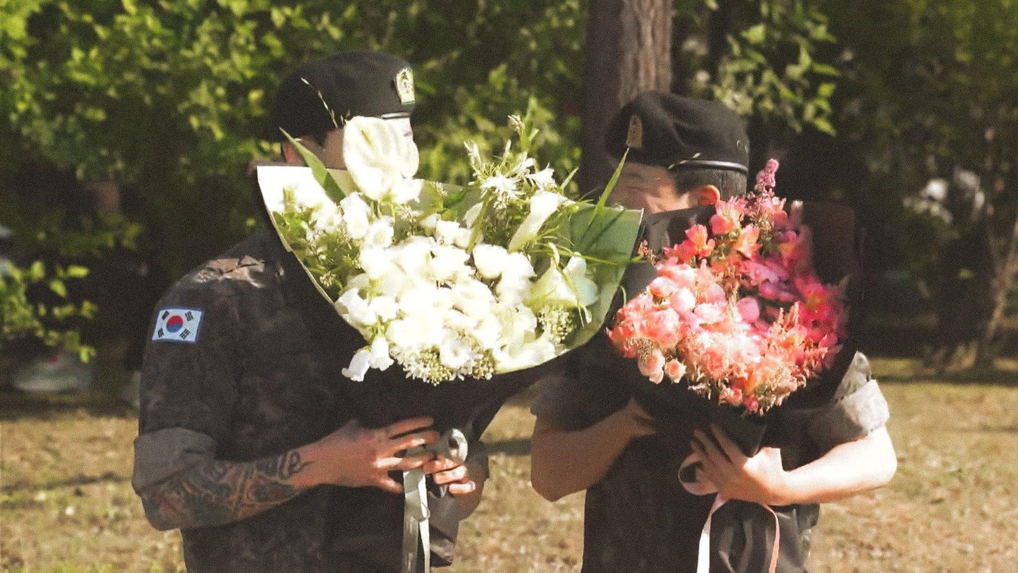 接過fans送來的鮮花,兩人大喜偷笑。