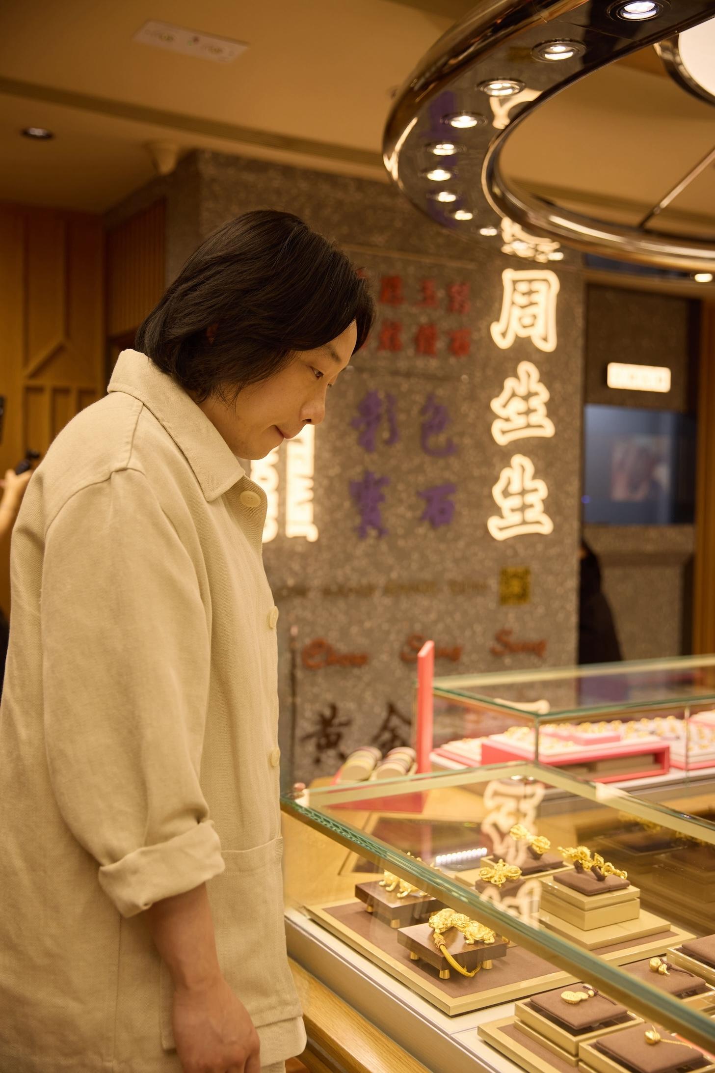 歐陽萬快閃深水埗青山道上演「尋金記」。