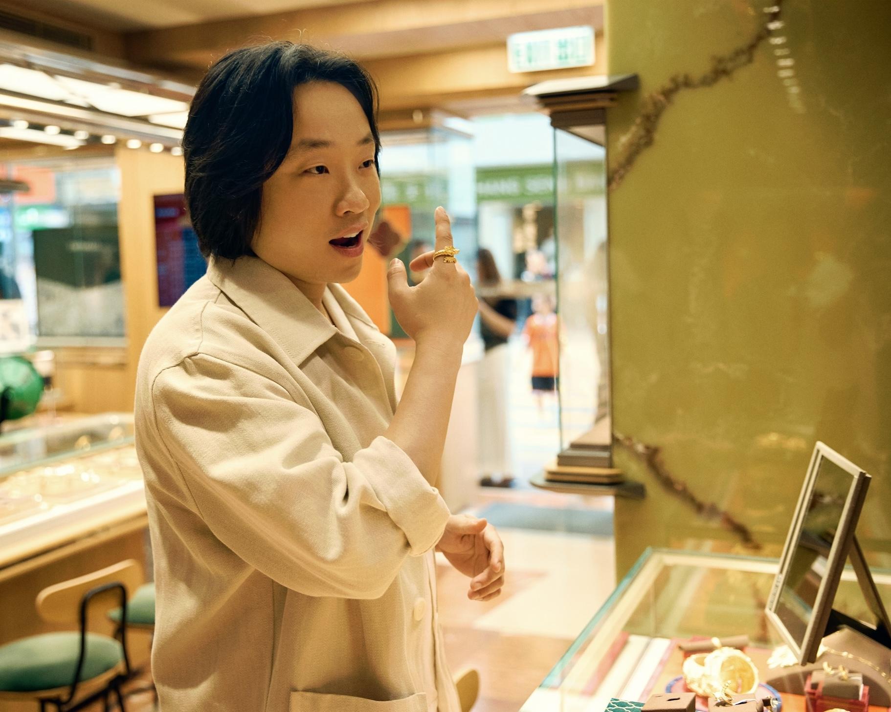 歐陽萬成走入周生生深水埗青山道主題店大開眼界。