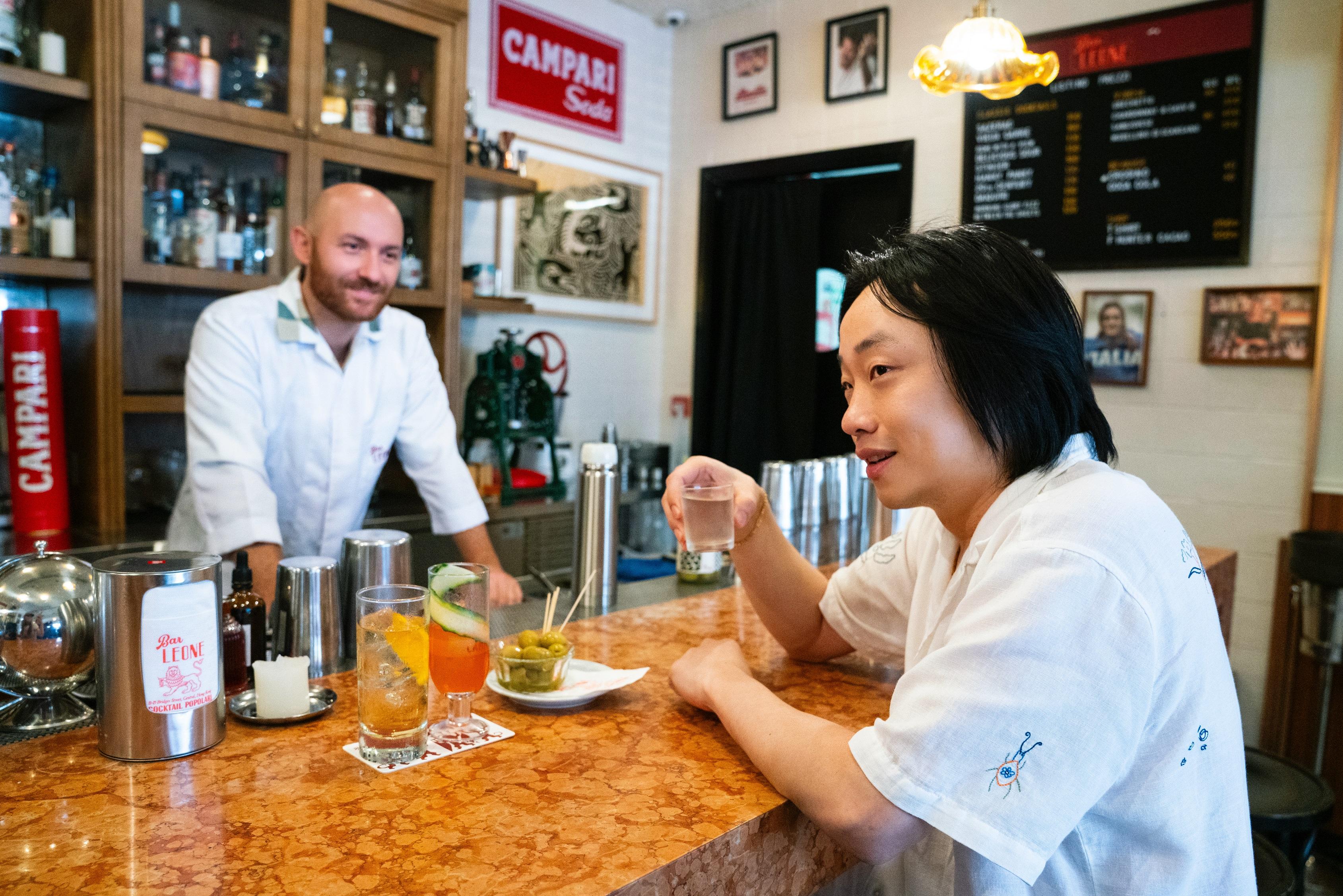 歐陽萬成沉浸在這間頂級酒吧的獨特氛圍中,與創辦人暢談香港夜生活魅力。
