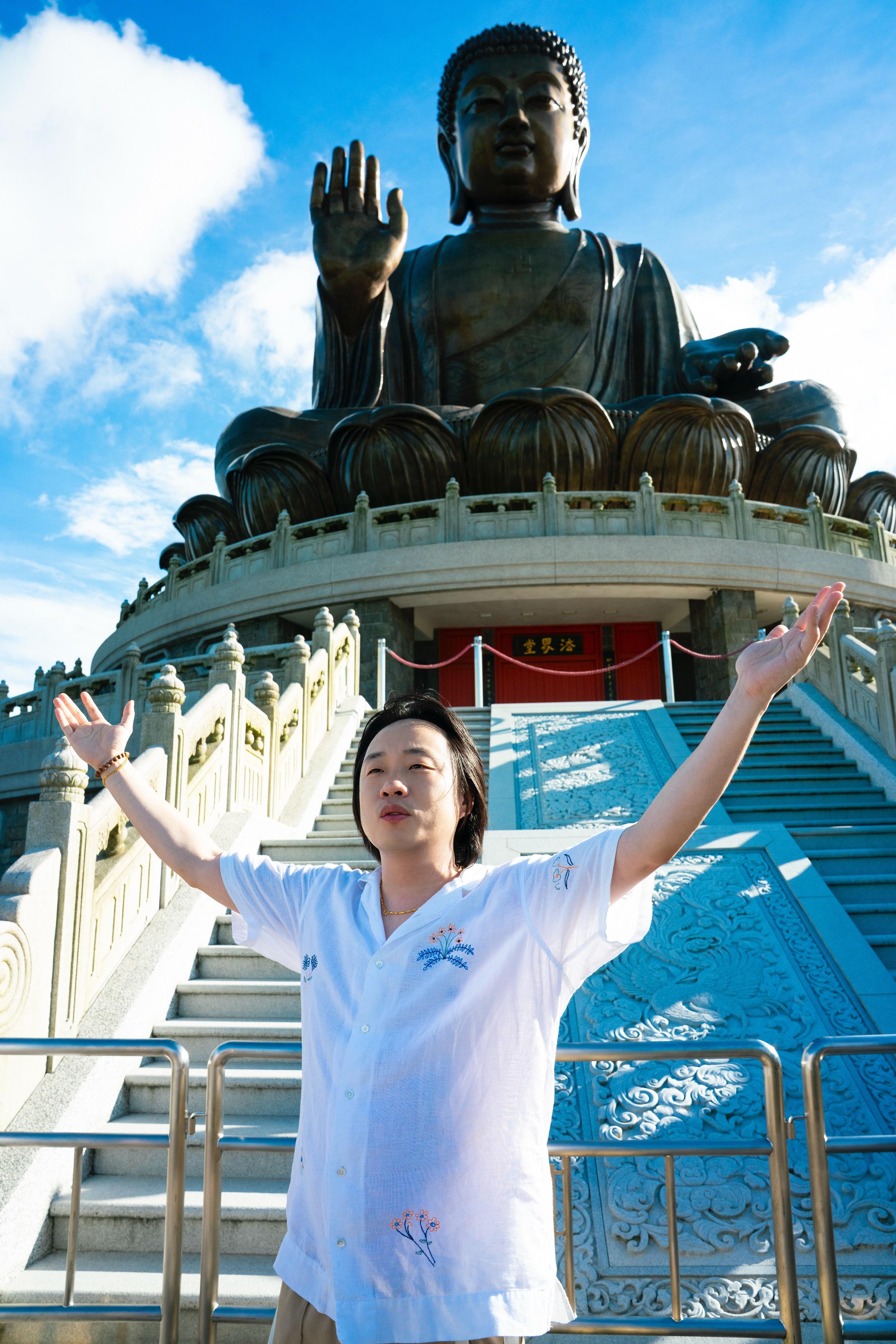 Jimmy O. Yang造訪大佛,體驗莊嚴的佛教文化。
