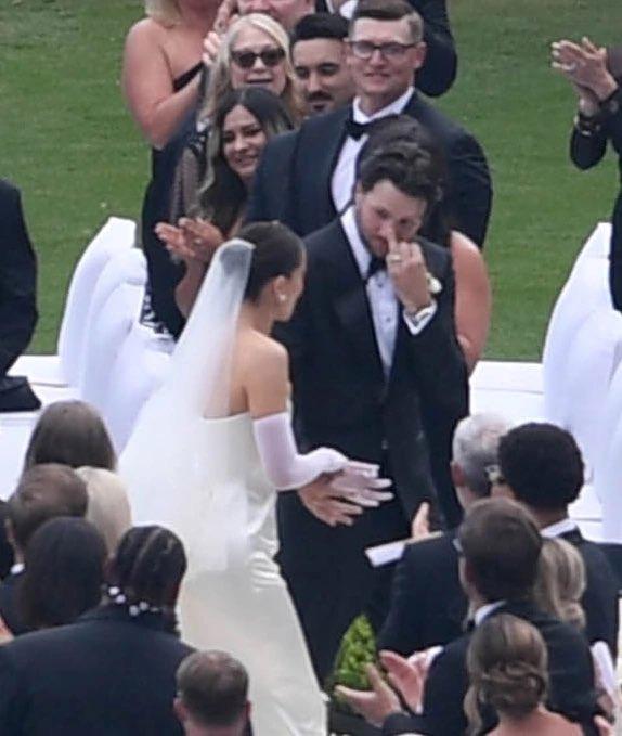 兩人在交換婚戒時,均向身邊人大晒手中戒指。