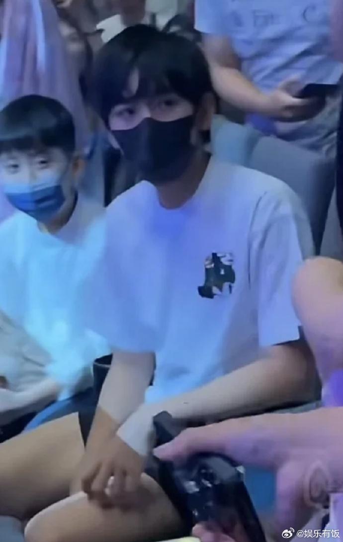 Kimi雖然只有15歲,但身高已達180cm。