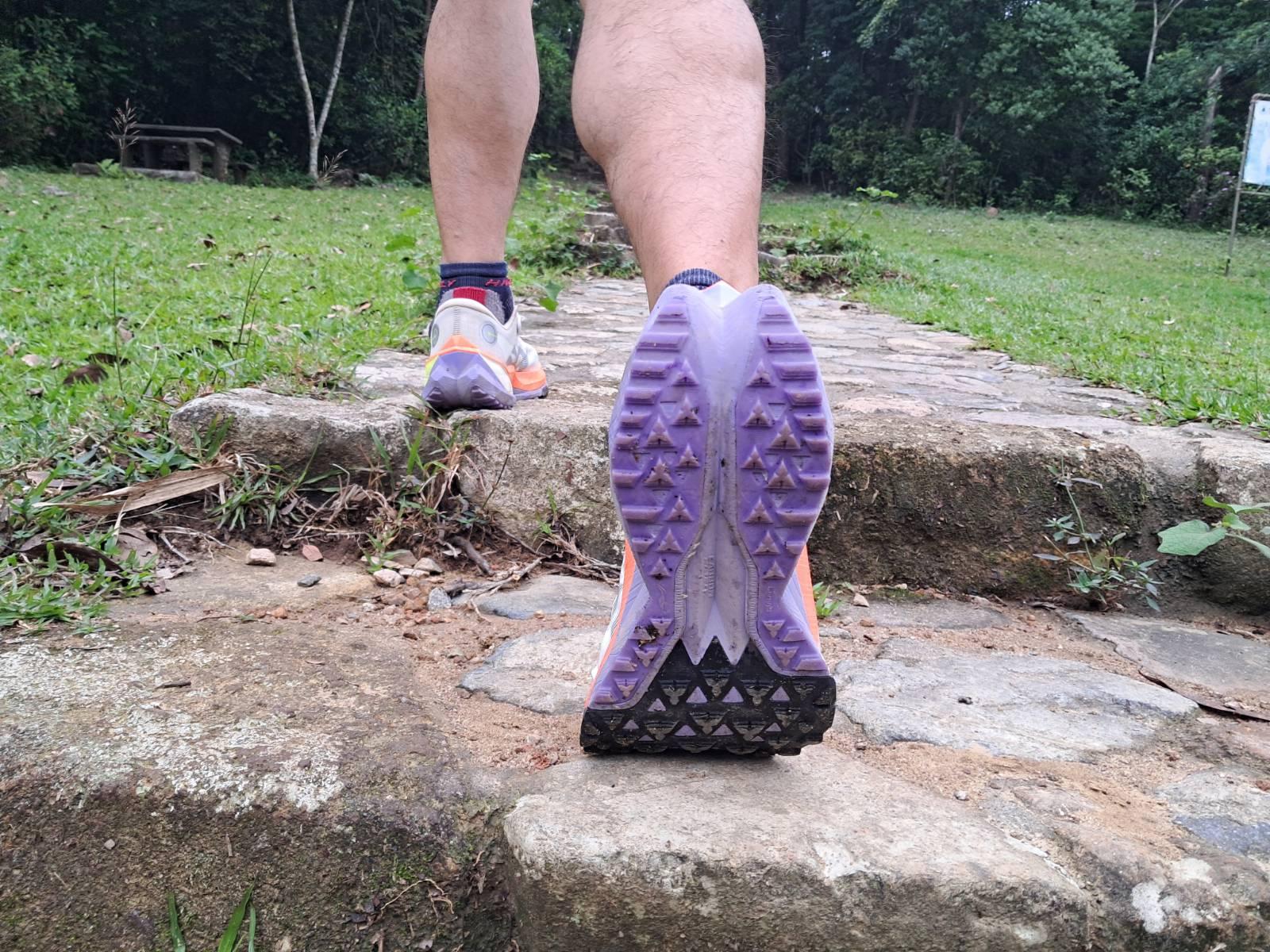 的盧2 PRO在泥地石面上落斜咬地力強勁,未有跣腳情況。