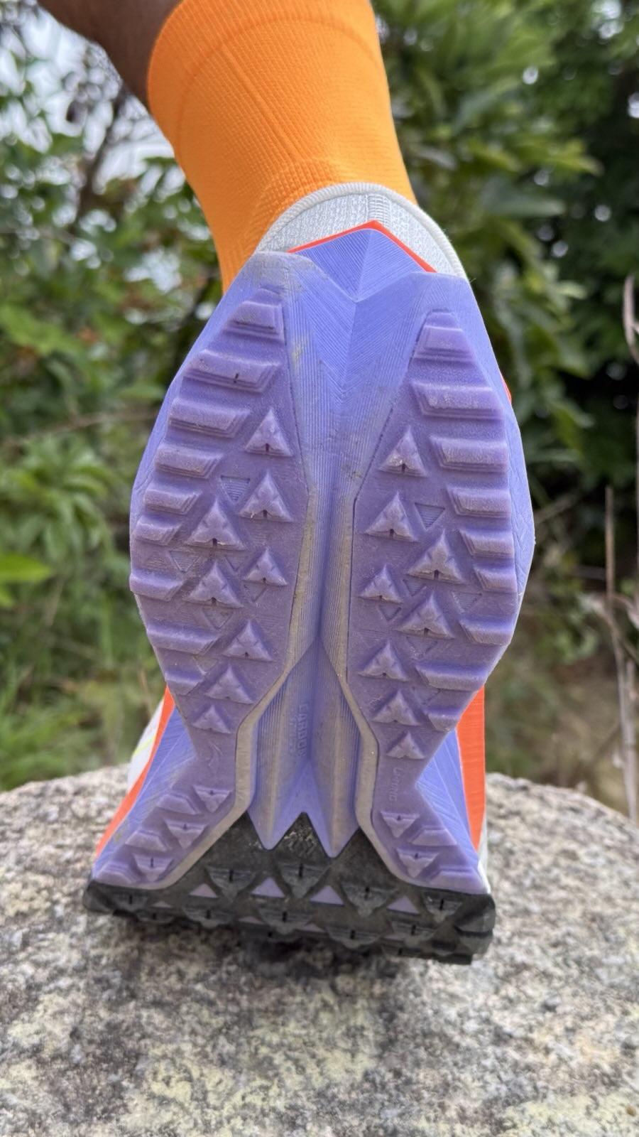 的盧2 PRO設GCU鞋底,有3.2mm梯式齒釘。