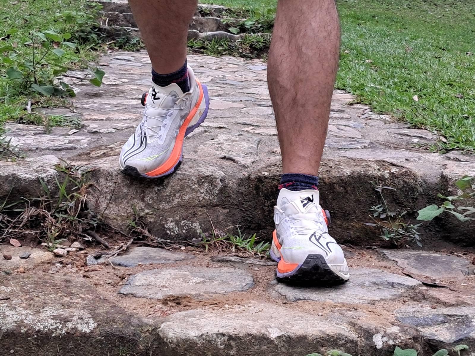 的盧2 PRO鞋身輕盈,碳板有利推進。