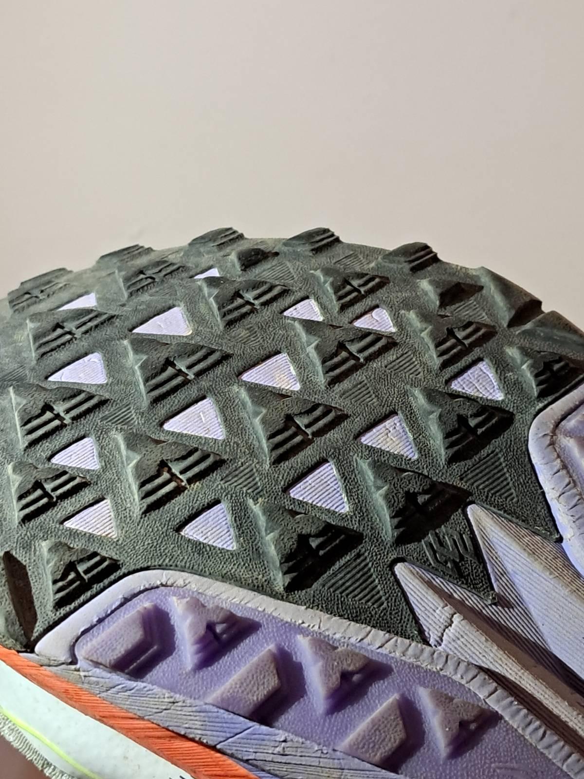 的盧2 PRO的鞋釘有助靈活快速落山。