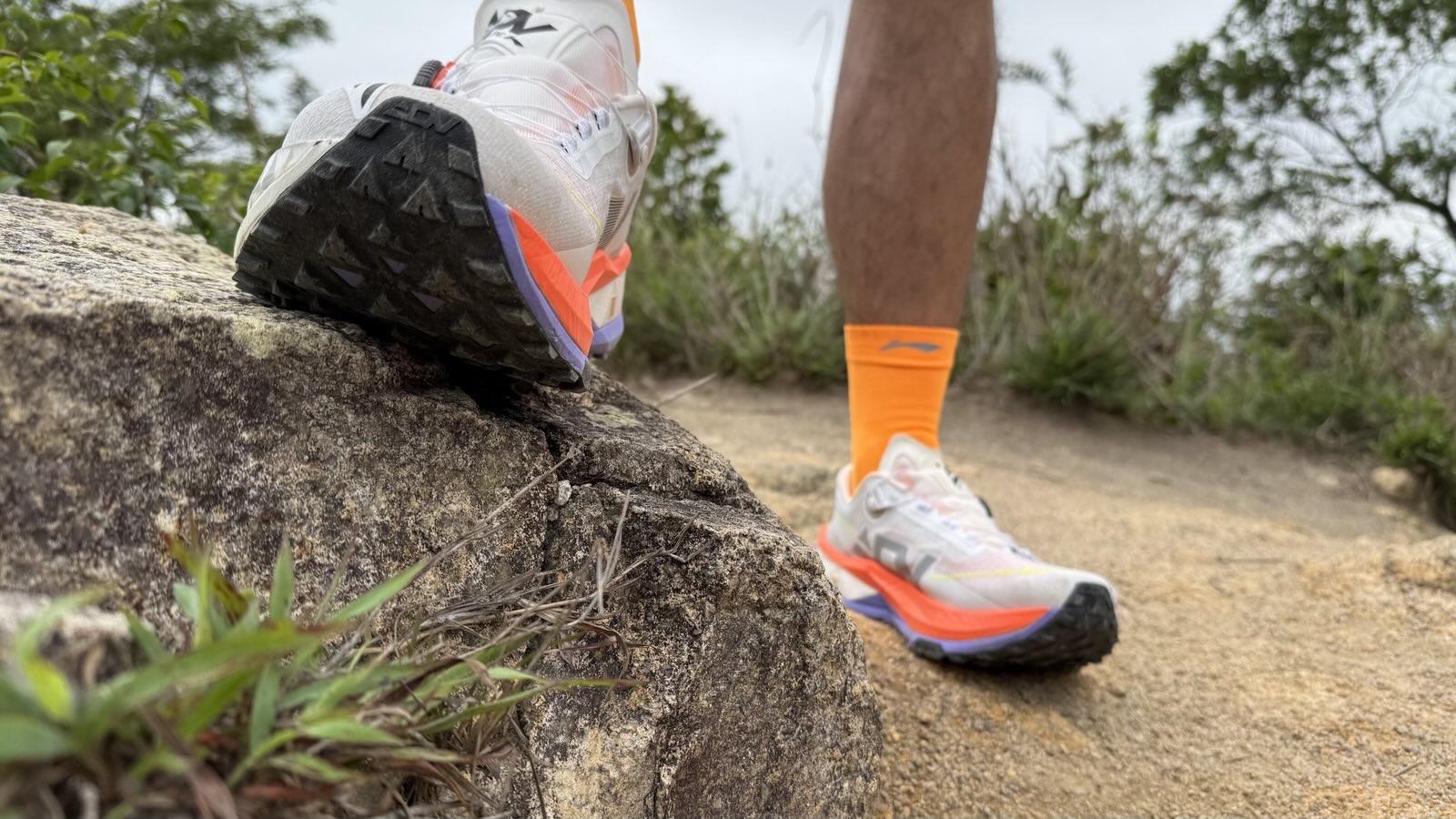 的盧2 PRO鞋面䨻絲技術輕薄透氣。