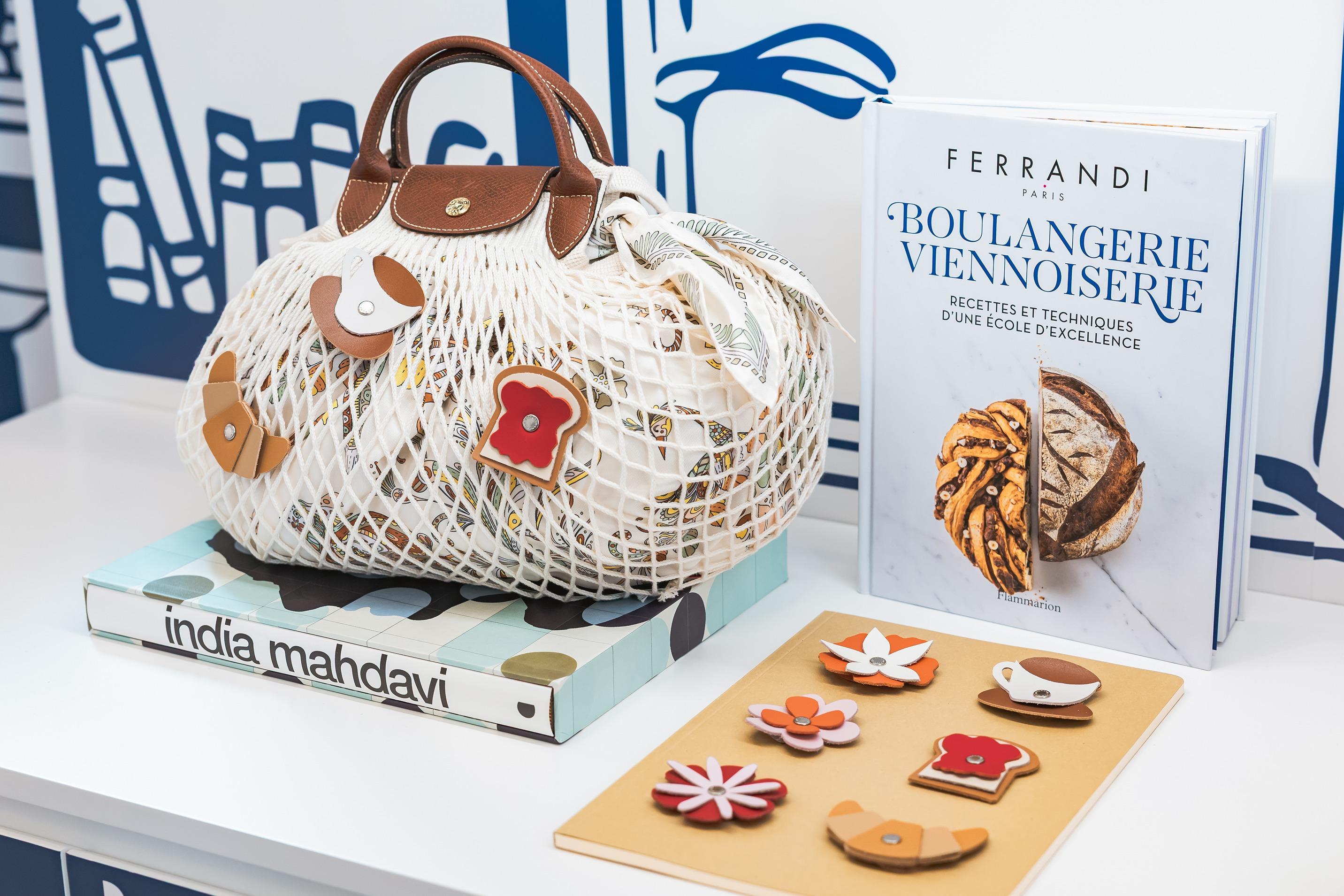 以剩餘皮革製作的專屬手袋配飾,包括咖啡、法包及果醬多士的造型。