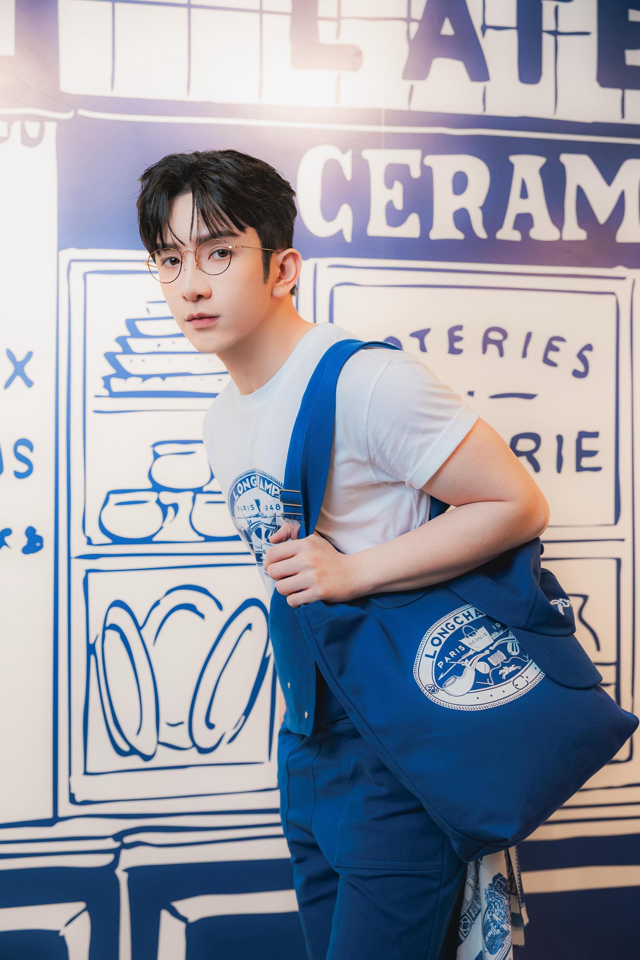 Anson Lo示範特別版Le Pliage手提袋。