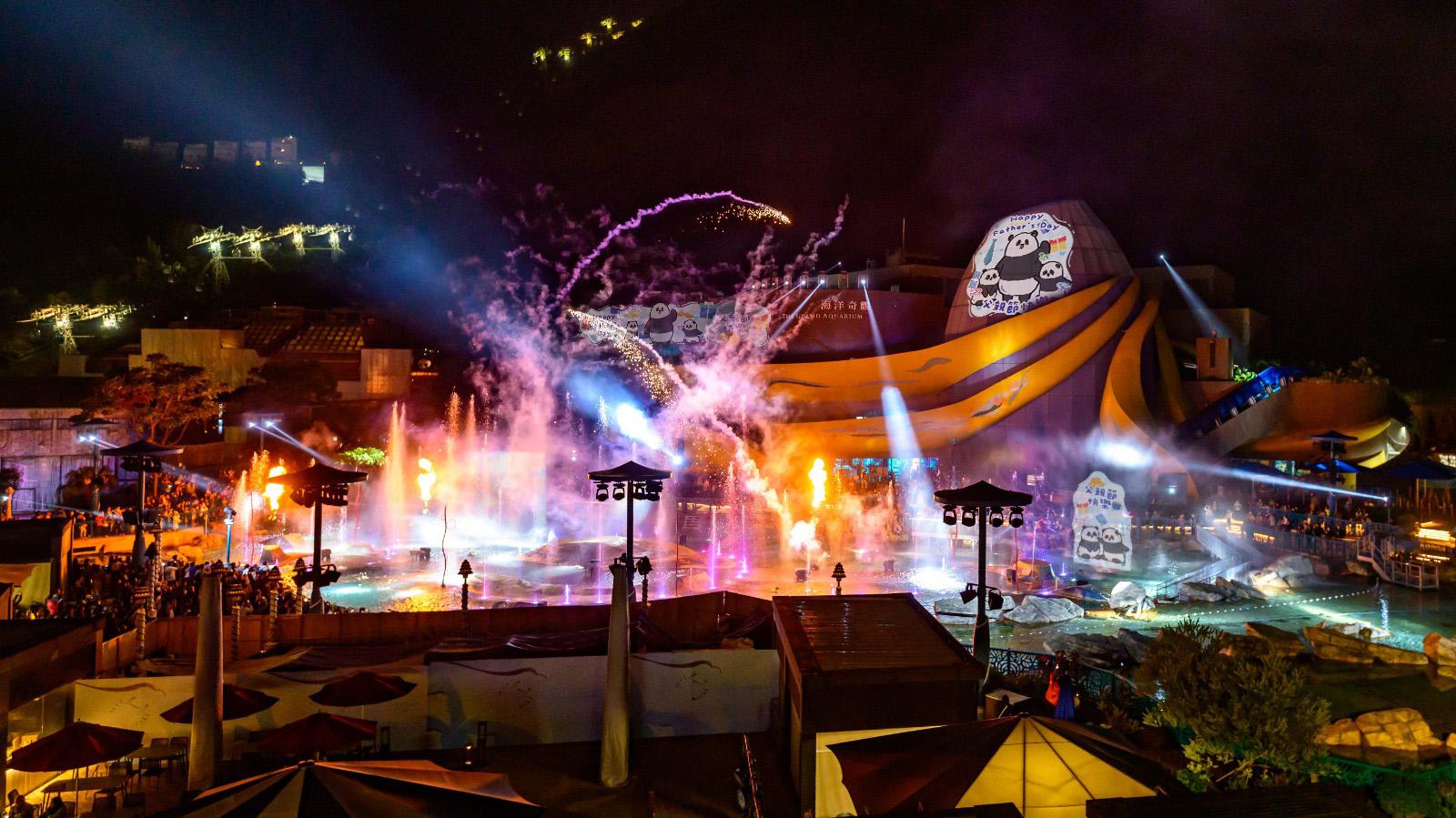 晚上的夢幻水都人工湖設大熊貓投影及噴泉表演。