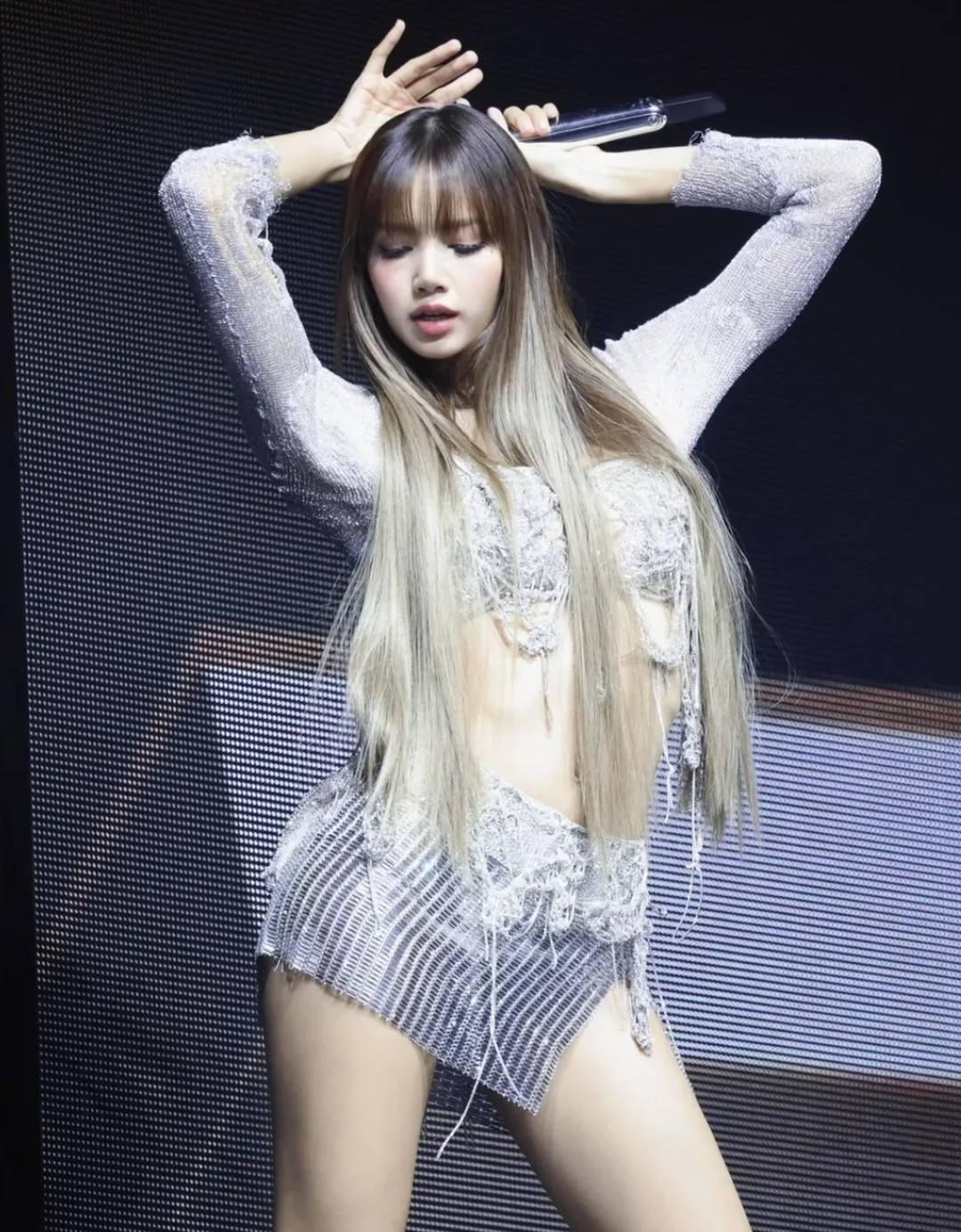 Fans們將有機會,看到Lisa這位全球偶像,如何在舞台外追尋自己夢想。