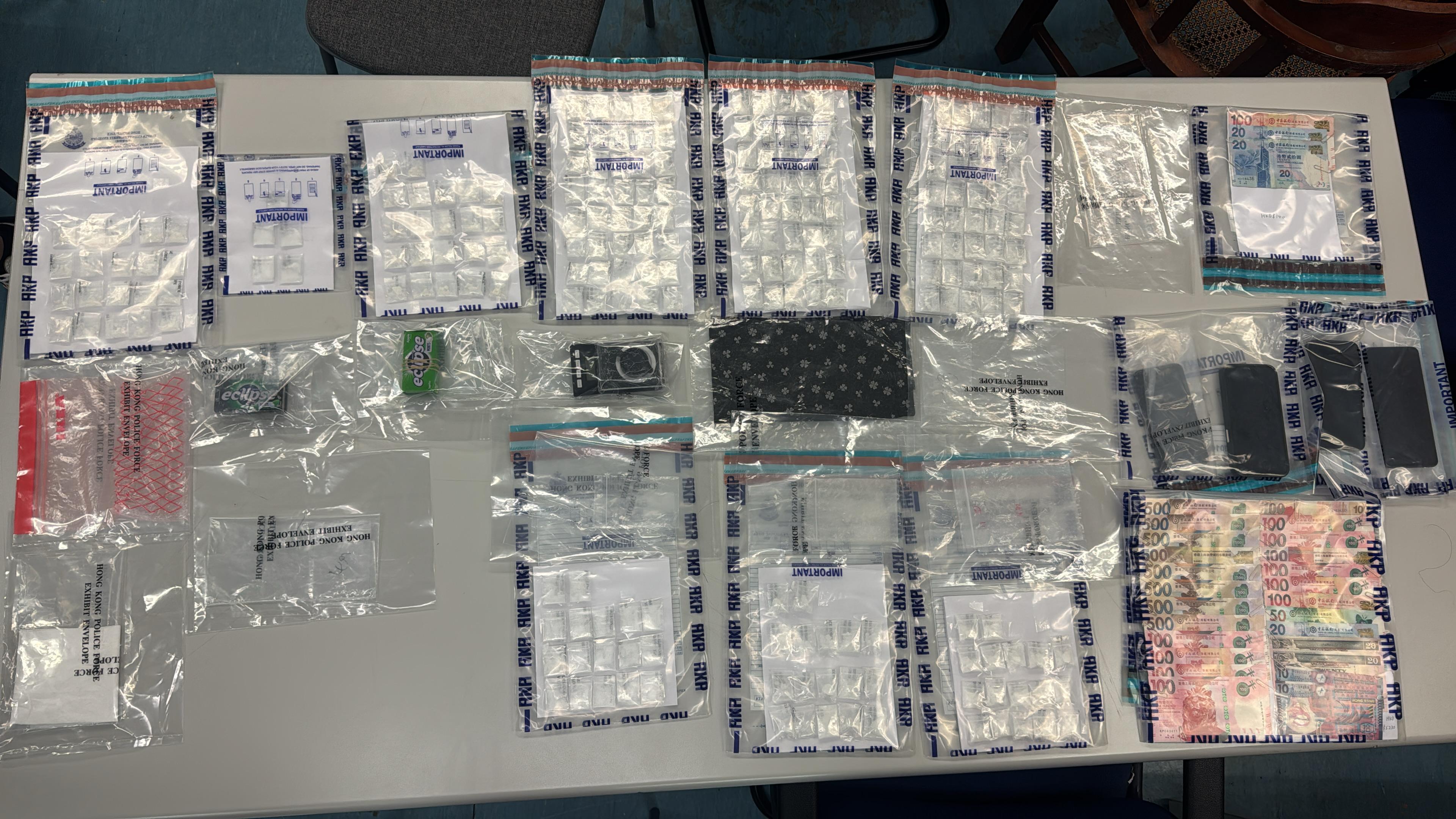 人員檢獲共約100克可卡因及氯胺酮,毒品市值約7.4萬元。(警方圖片)