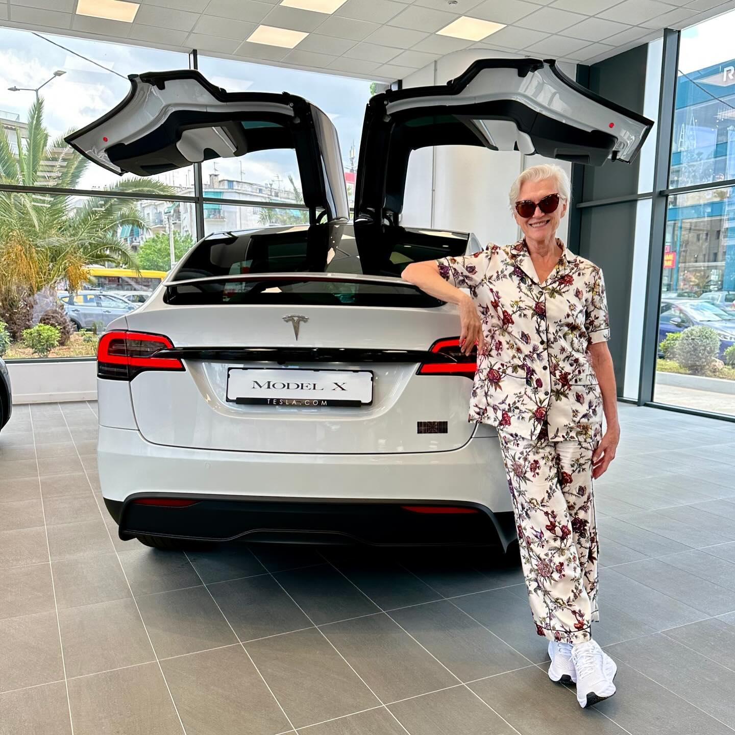 Maye Musk瞓身幫兒子的名車MODEL X賣廣告。