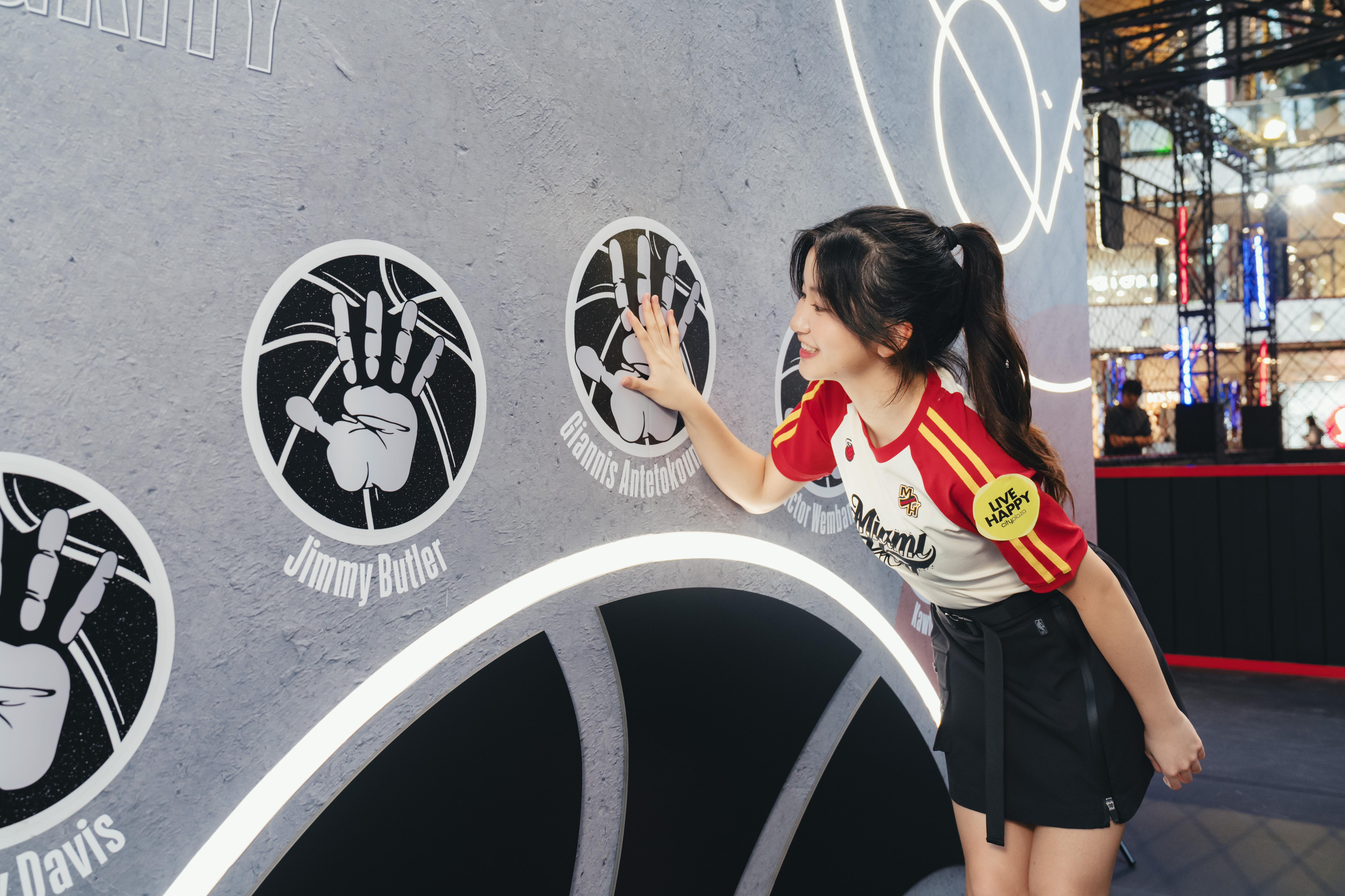 必到打卡體驗位二:「NBA 巨星掌印牆」