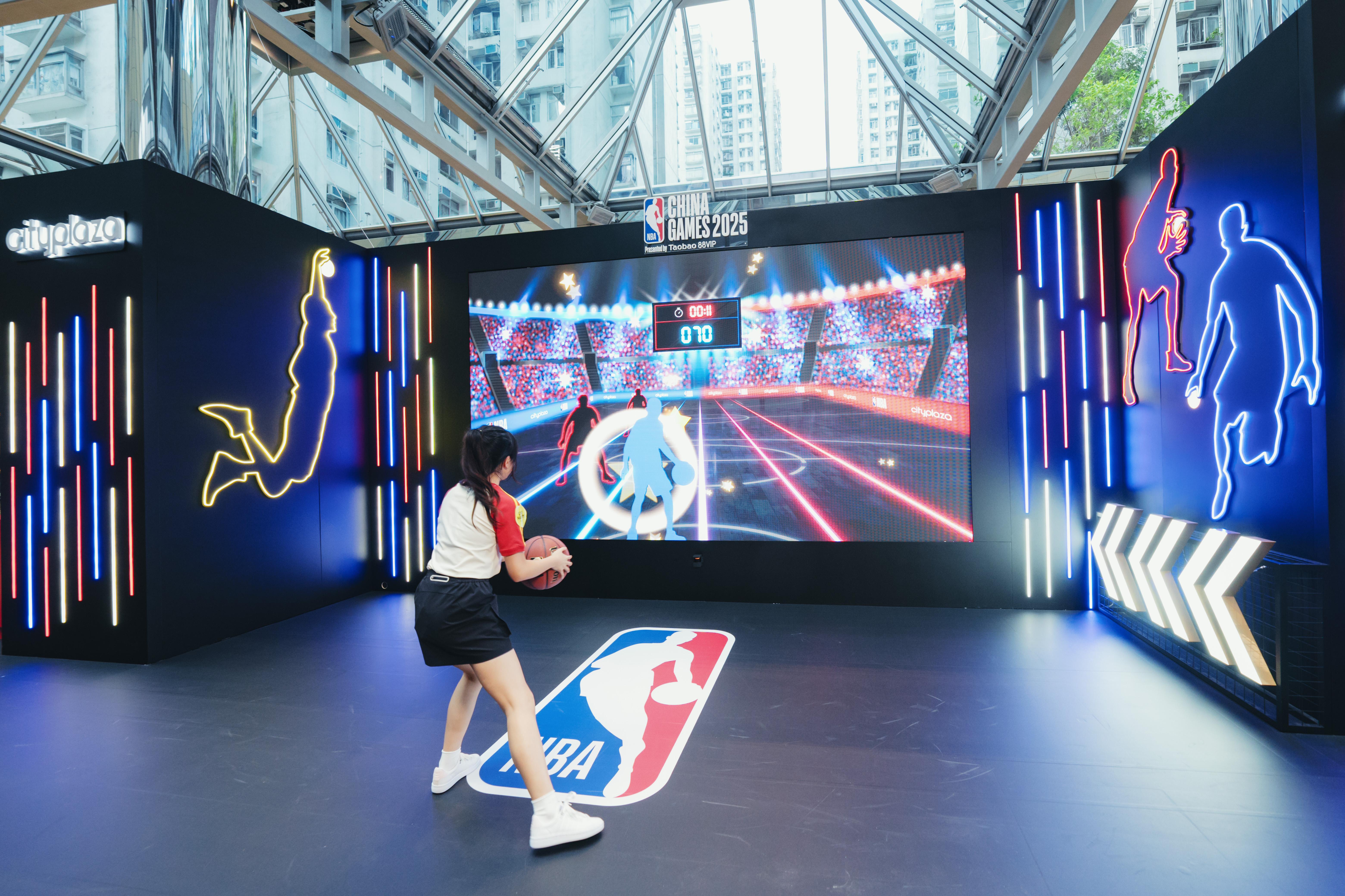 全新互動遊戲四:「巨型 LED 運球挑戰」