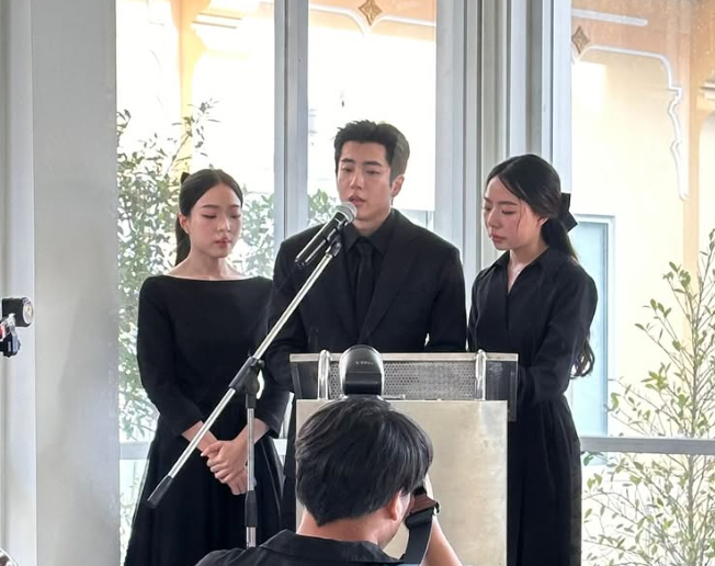 查朗桑提納托古與兩個妹妹在母親喪禮上神情哀傷。