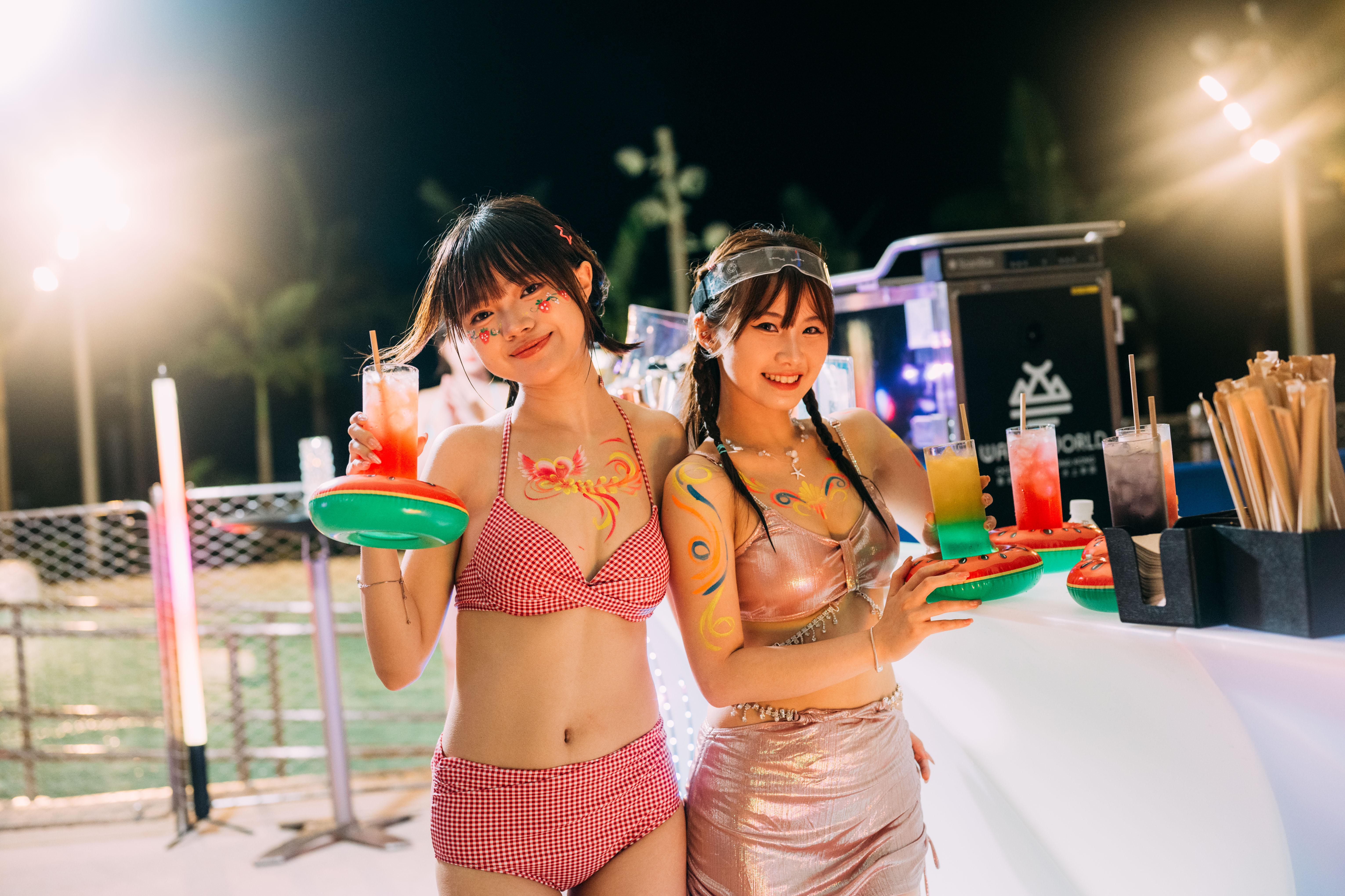 在「激流旅程」的無敵海景【池畔 Cheers】酒吧,你可跟友人一起放鬆身心,在水上享受冰涼飲 品,並在炫目的漂浮燈飾和繽紛霓虹燈牌包圍下,捕捉最完美打卡時刻。