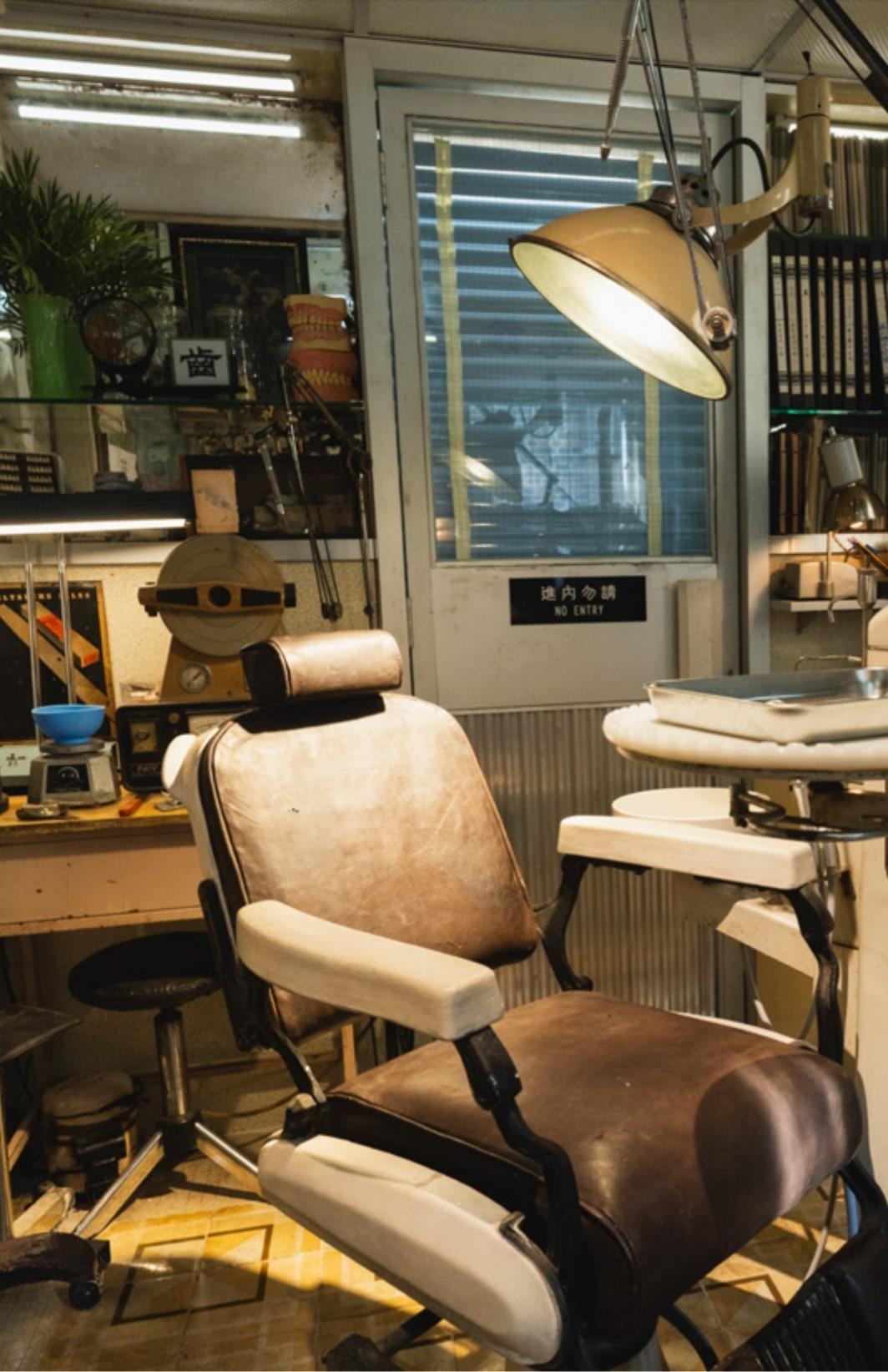 4號展覽館是一間牙醫診所。根據介紹,在全盛時期九龍城寨一度開設了多達150家的牙醫診所。(圖片來源:展覽小冊子)