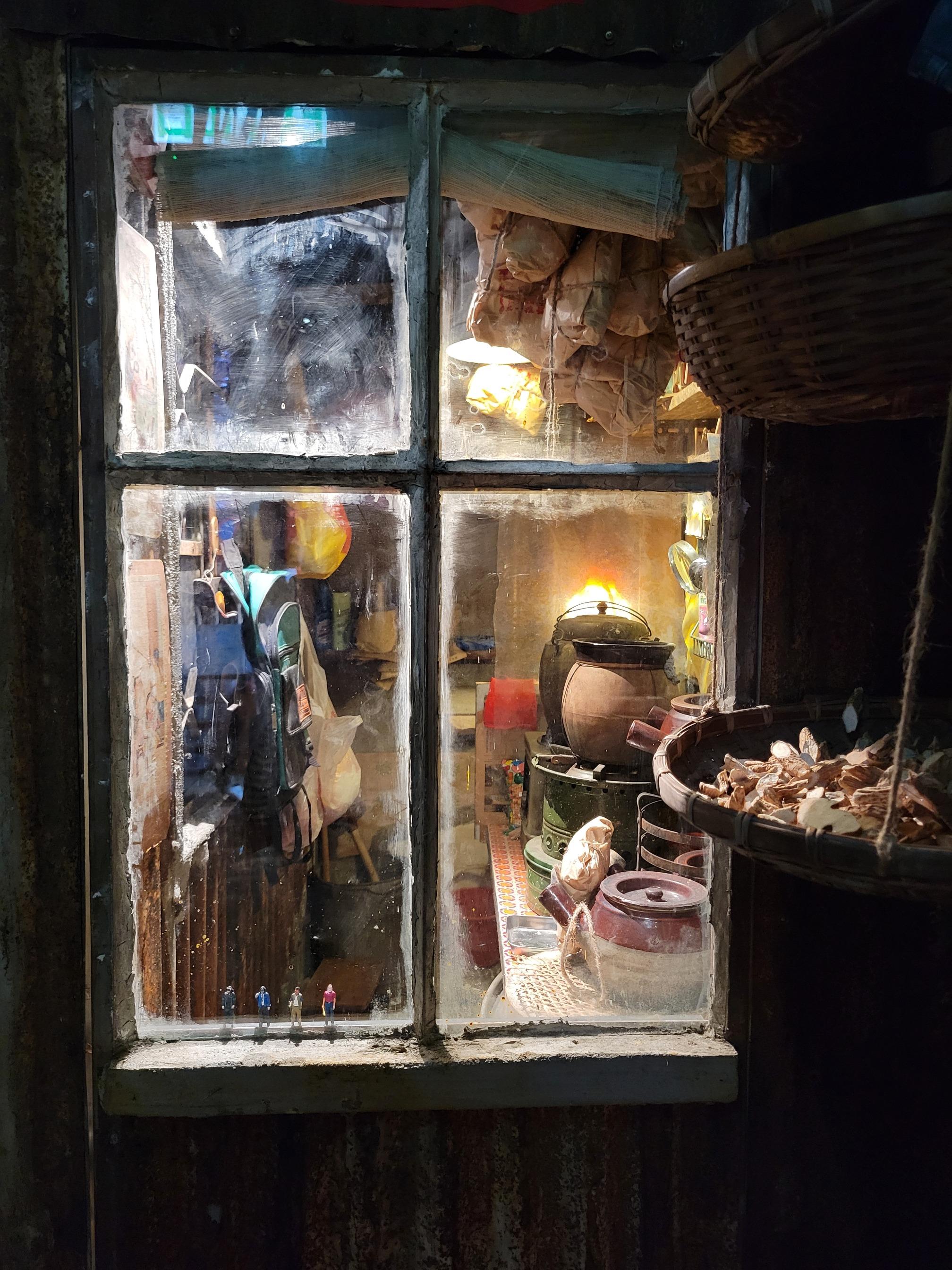 九龍城寨是個自給自足的小社區,6號展覽館「窄巷內街」小店林立,充滿街坊生活氣息。(圖片來源:當代中國攝)