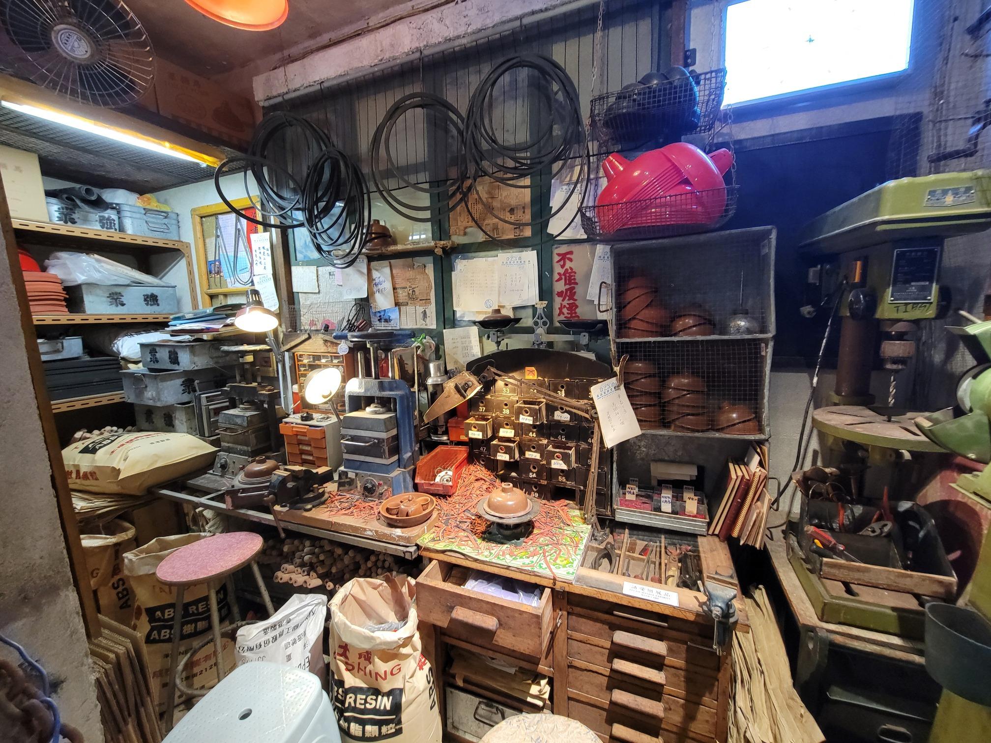 在九龍城寨內,裁縫、修鞋檔、電器維修小店、啤膠廠應有盡有, 工匠憑手藝維生,家庭作坊日夜運作。(圖片來源:當代中國攝)