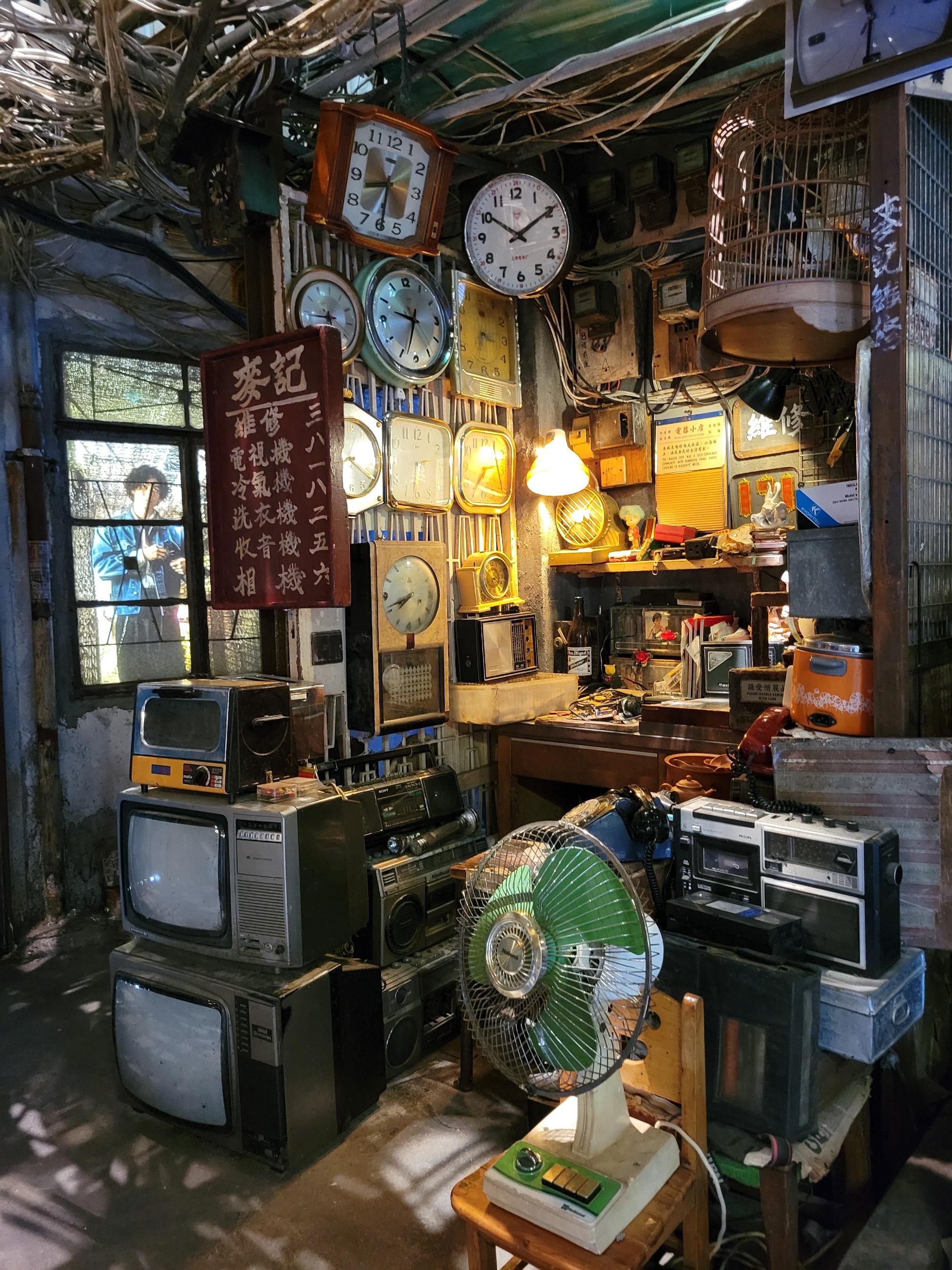 從這些仿真度高的電影場景可以感受到,無論九龍城寨的環境多麼惡劣,人們仍拼搏向前、在夾縫中求存的香港精神。(圖片來源:當代中國攝)