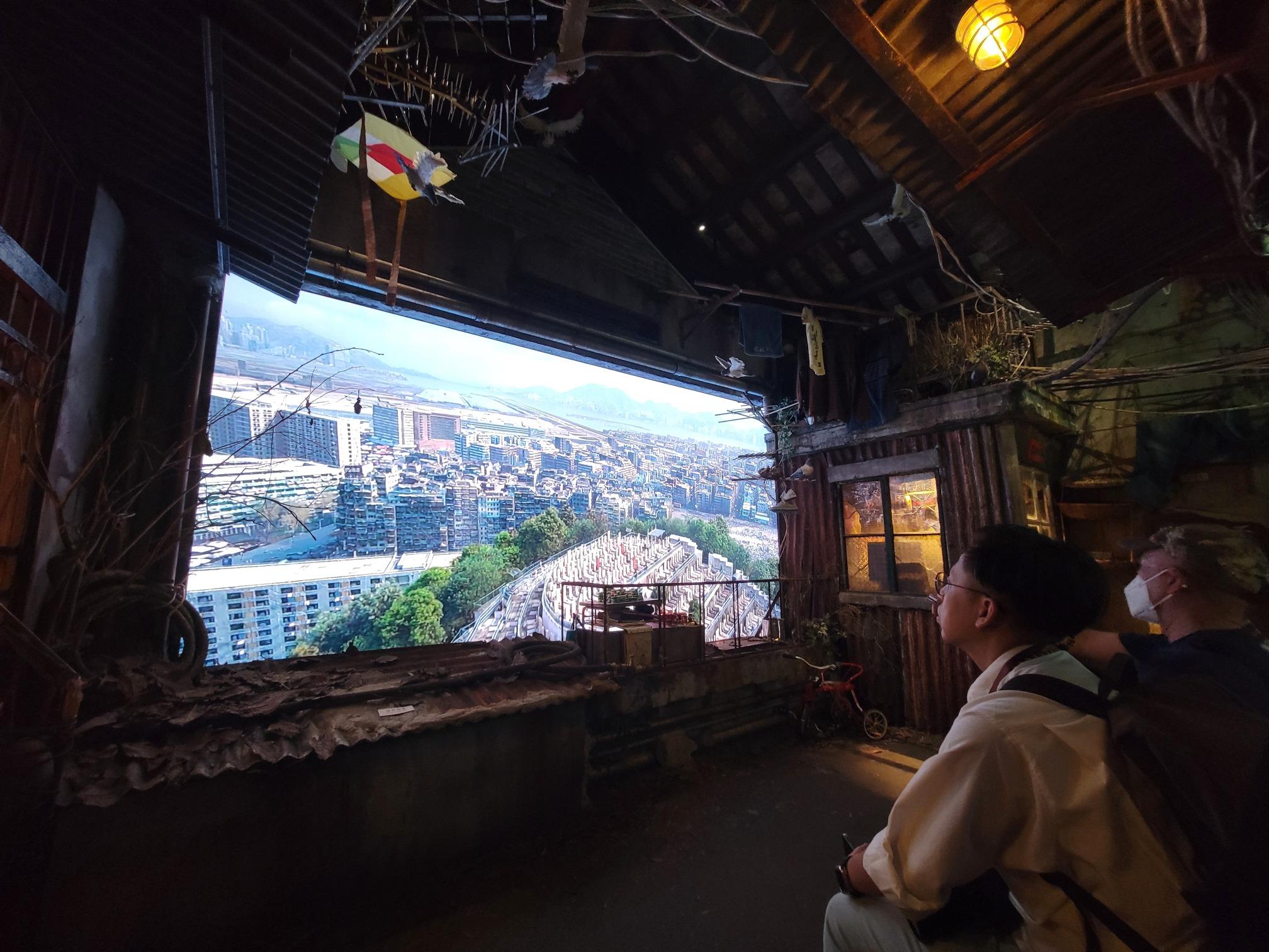 5號展覽館「城寨光影天台」有影片播放,惟參觀時間有限,未必能細意欣賞。(圖片來源:當代中國攝)