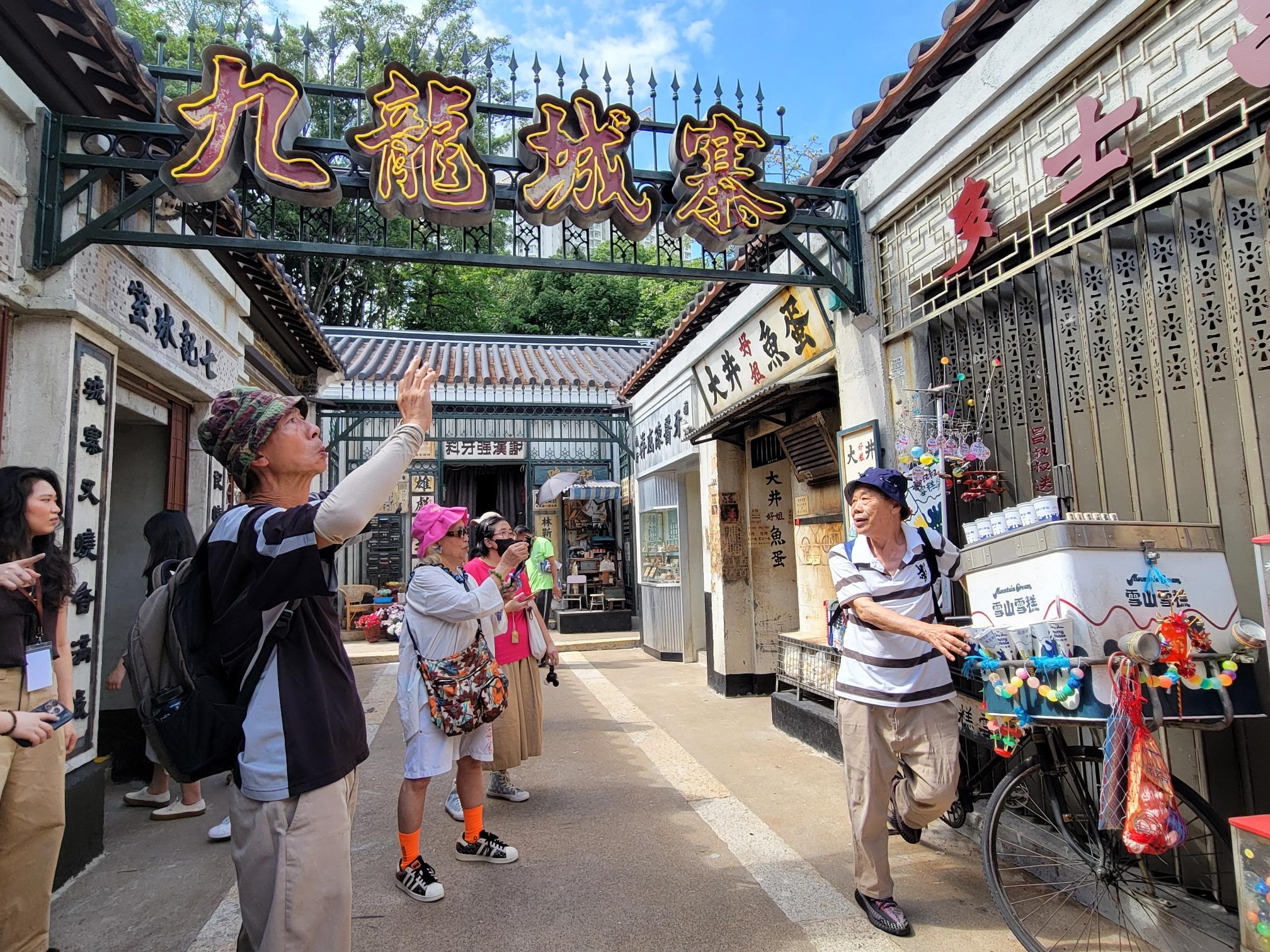 今次在九龍城寨原址舉行的「九龍城寨光影之旅」展,比過去兩次舉行的電影場景展規模都大,展期亦是最長,為期3年。(圖片來源:當代中國攝)