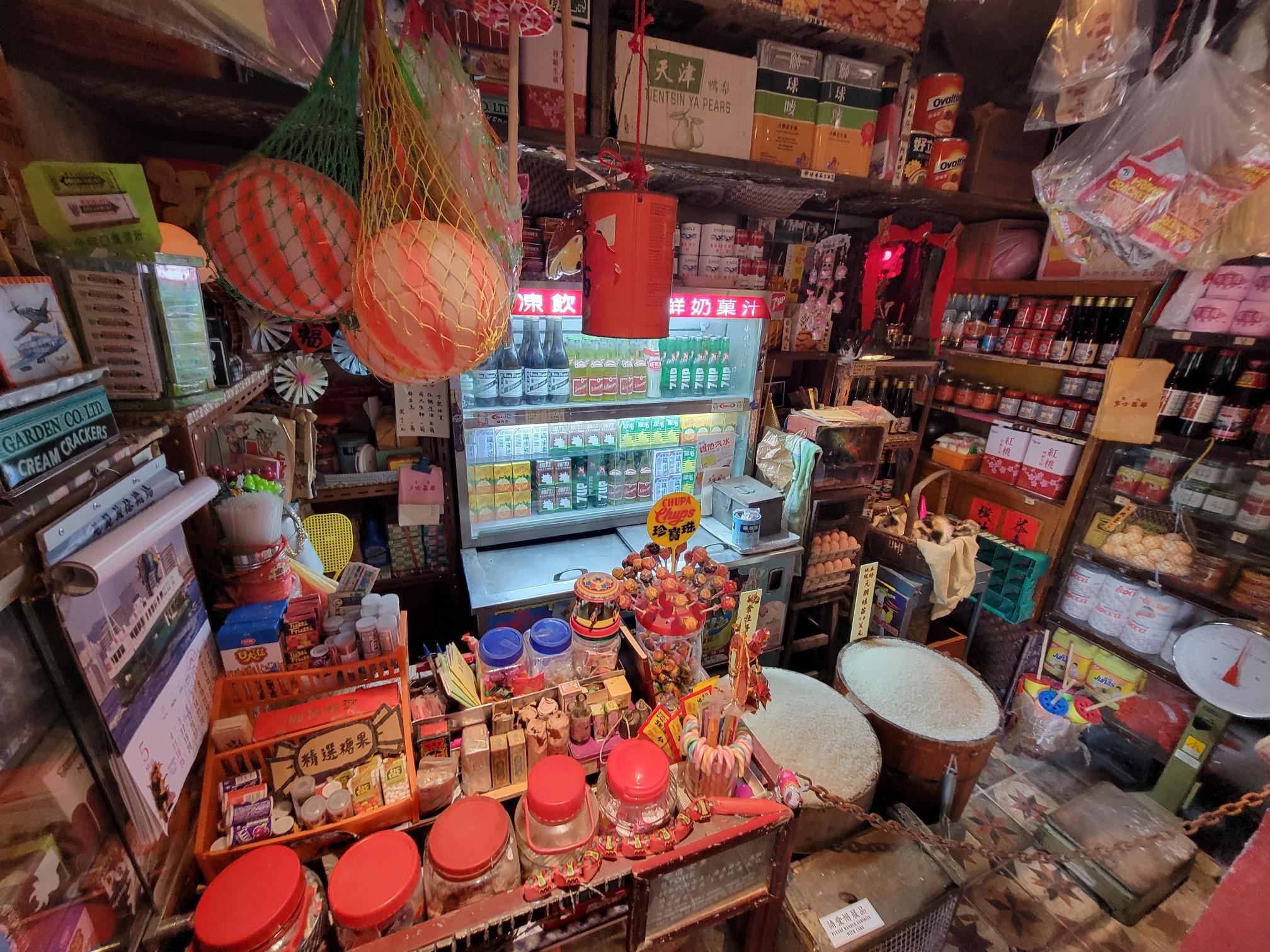 2號展覽館的士多,正是主角陳洛軍(林峯飾)購買眼鏡朱古力豆作面具去打鬥的地方。(圖片來源:當代中國攝)