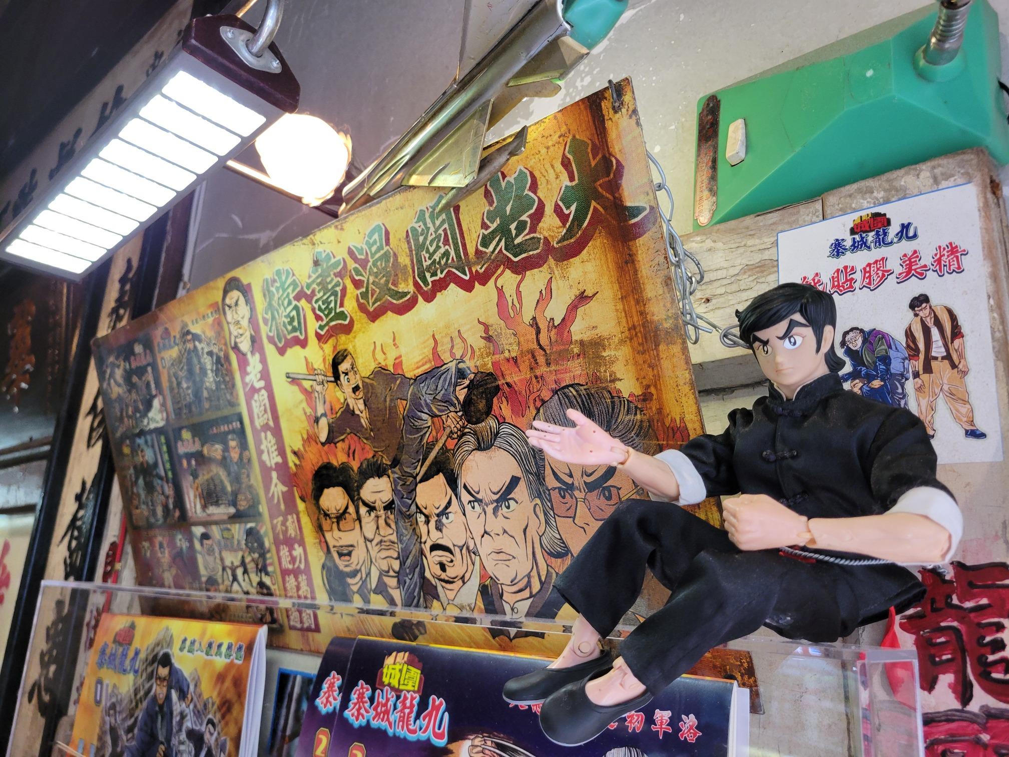 士多是九龍城寨居民的「百寶店」,堆滿畫、汽水與涼果等,亦是城寨居民的 「吹水站」及消息流通中心。(圖片來源:當代中國攝)