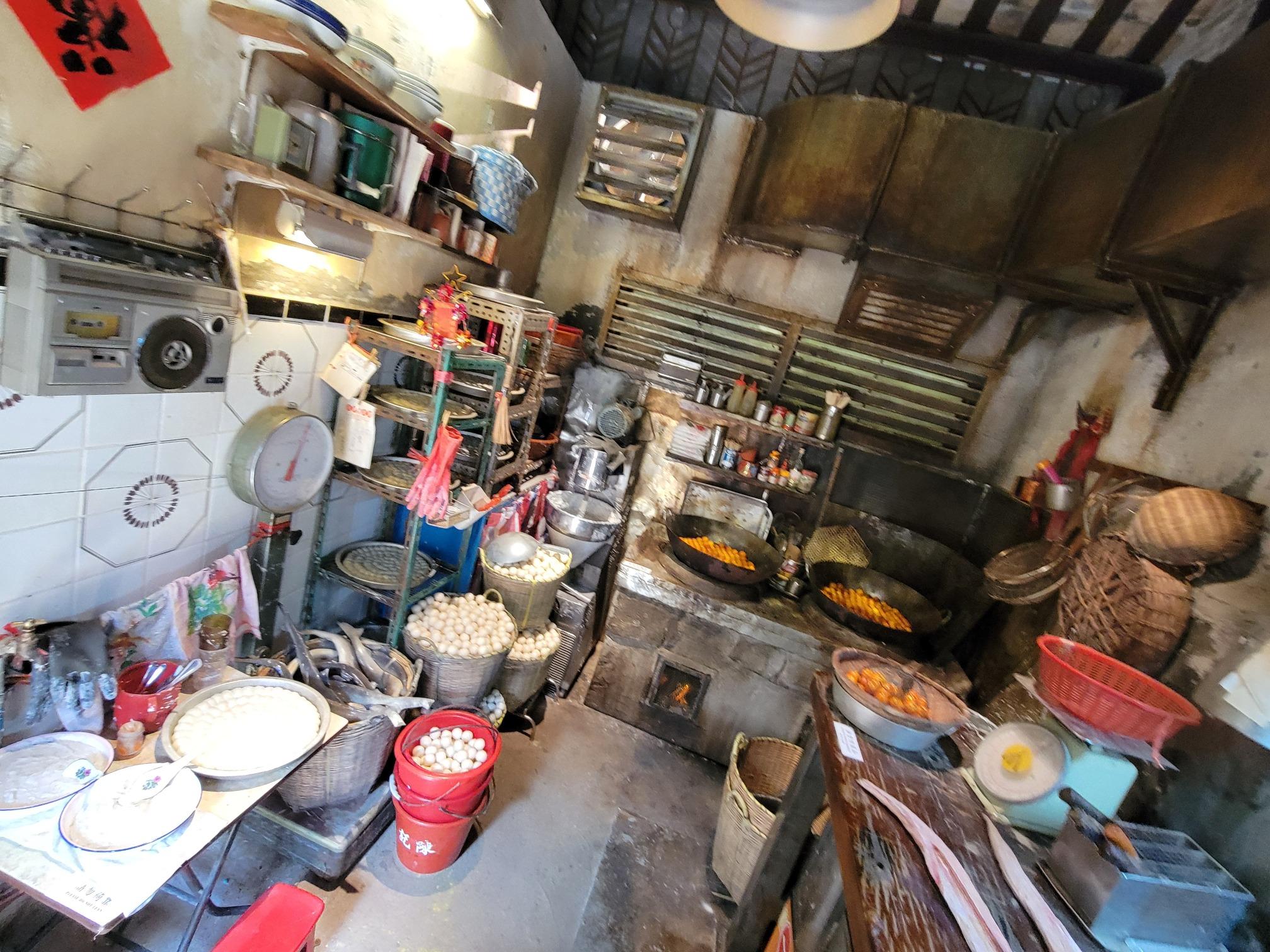 3號展覽館的魚蛋工場,正是陳洛軍認識魚蛋妹的地方。小女孩的樸實關懷,讓長年漂泊的洛軍感受到人情溫暖,建立出對城寨的歸屬感。(圖片來源:當代中國攝)