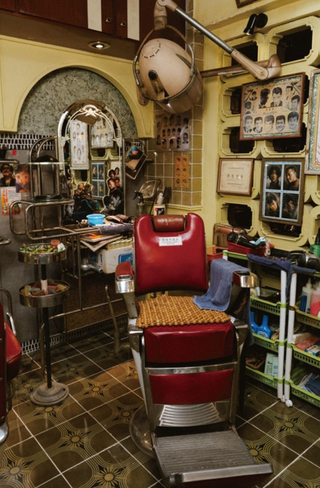 電影中,初到九龍城寨的陳洛軍與龍捲風便是在這間「龍城髮廊」相遇,龍捲風更曾在此為洛軍剃鬚。(圖片來源:展覽小冊子)