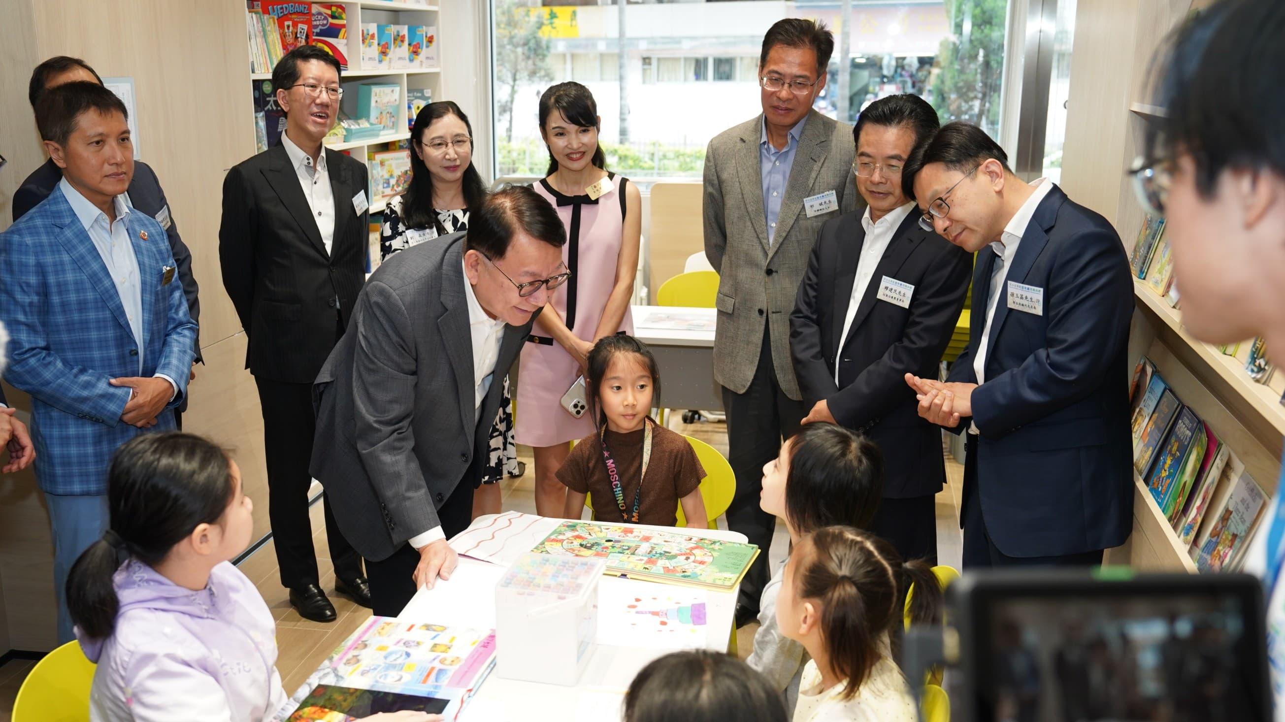 陳國基參觀客廳設施。